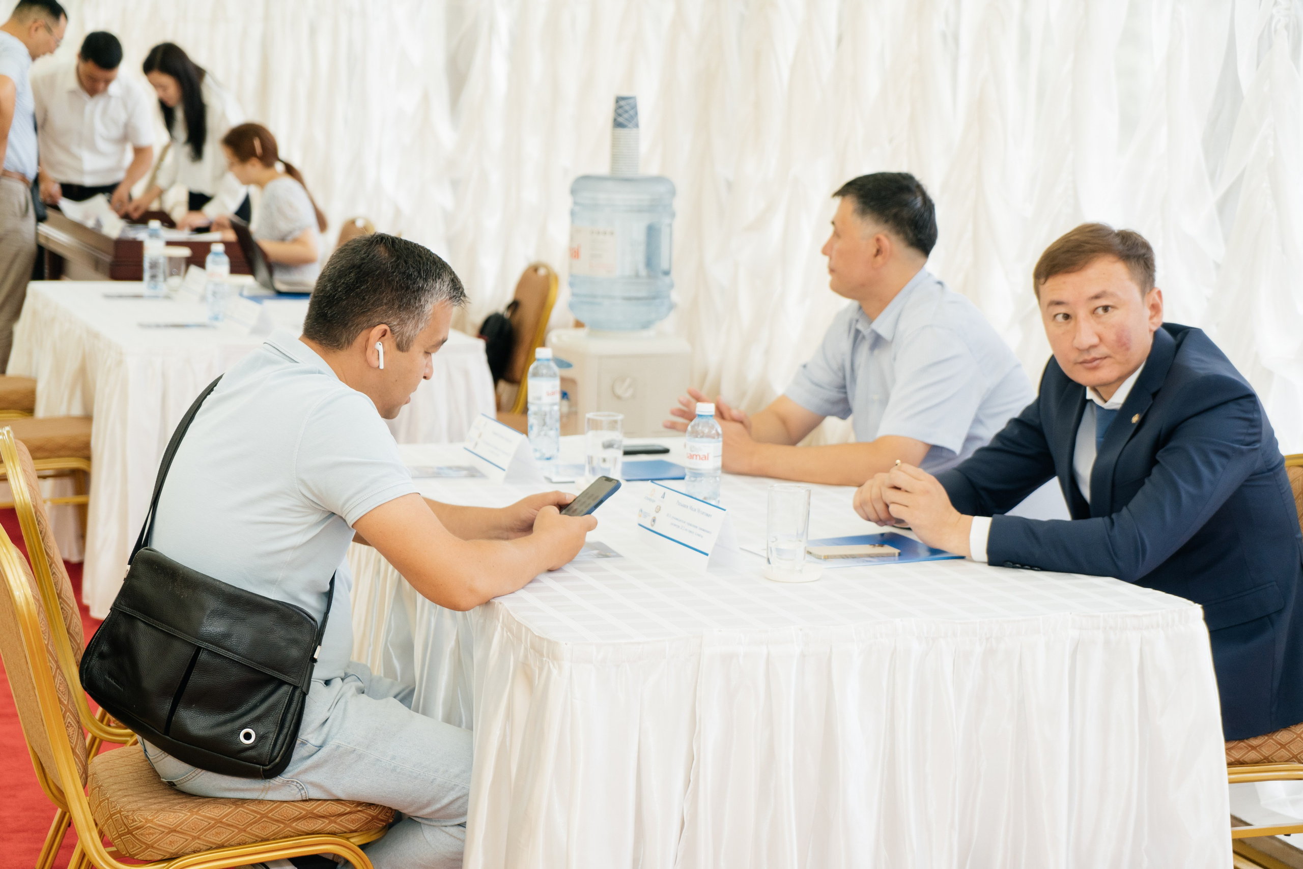 Круглый стол. Свадебный фотограф алматы Шожебаев Кайрат