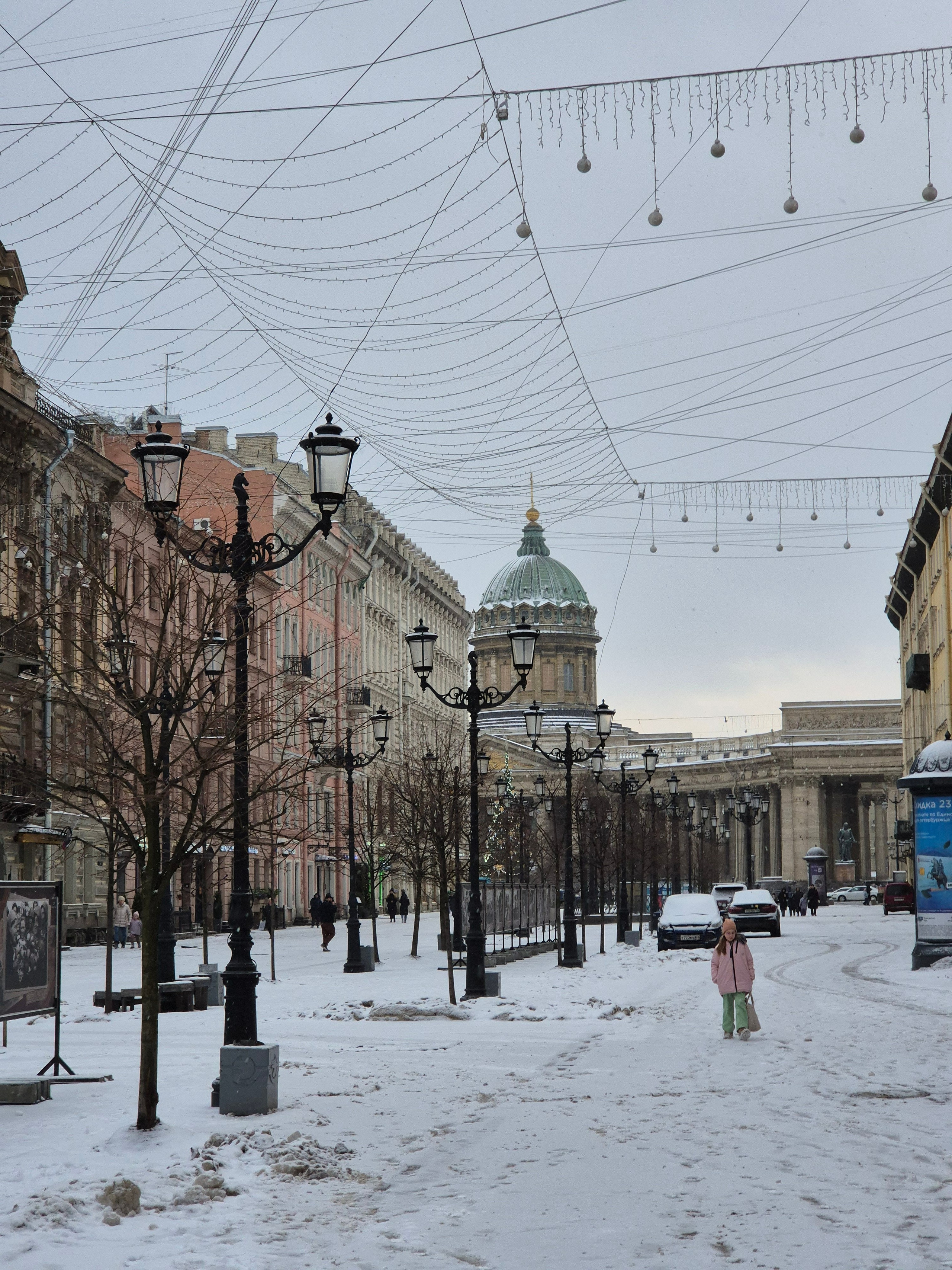 Днем подсветка выключена, но уже вечером город зажигается тысячей огней