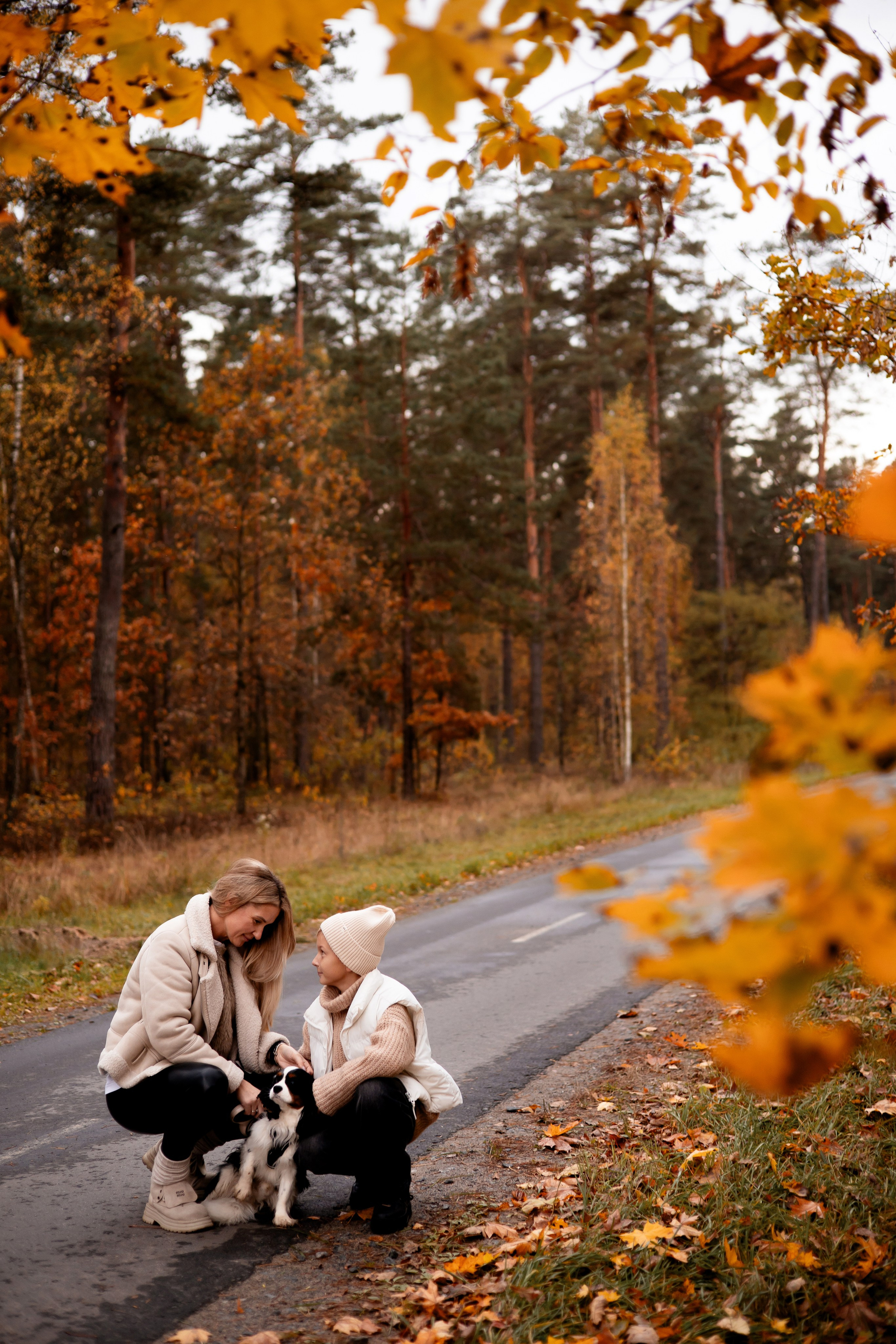 Осенняя фотосессия в Гомеле, семейная фотосессия в лесу, мама и сын, прогулка в лесу, фотосессия с собакой, осенний образ, лайф-стайл, семья, фотограф Гомель