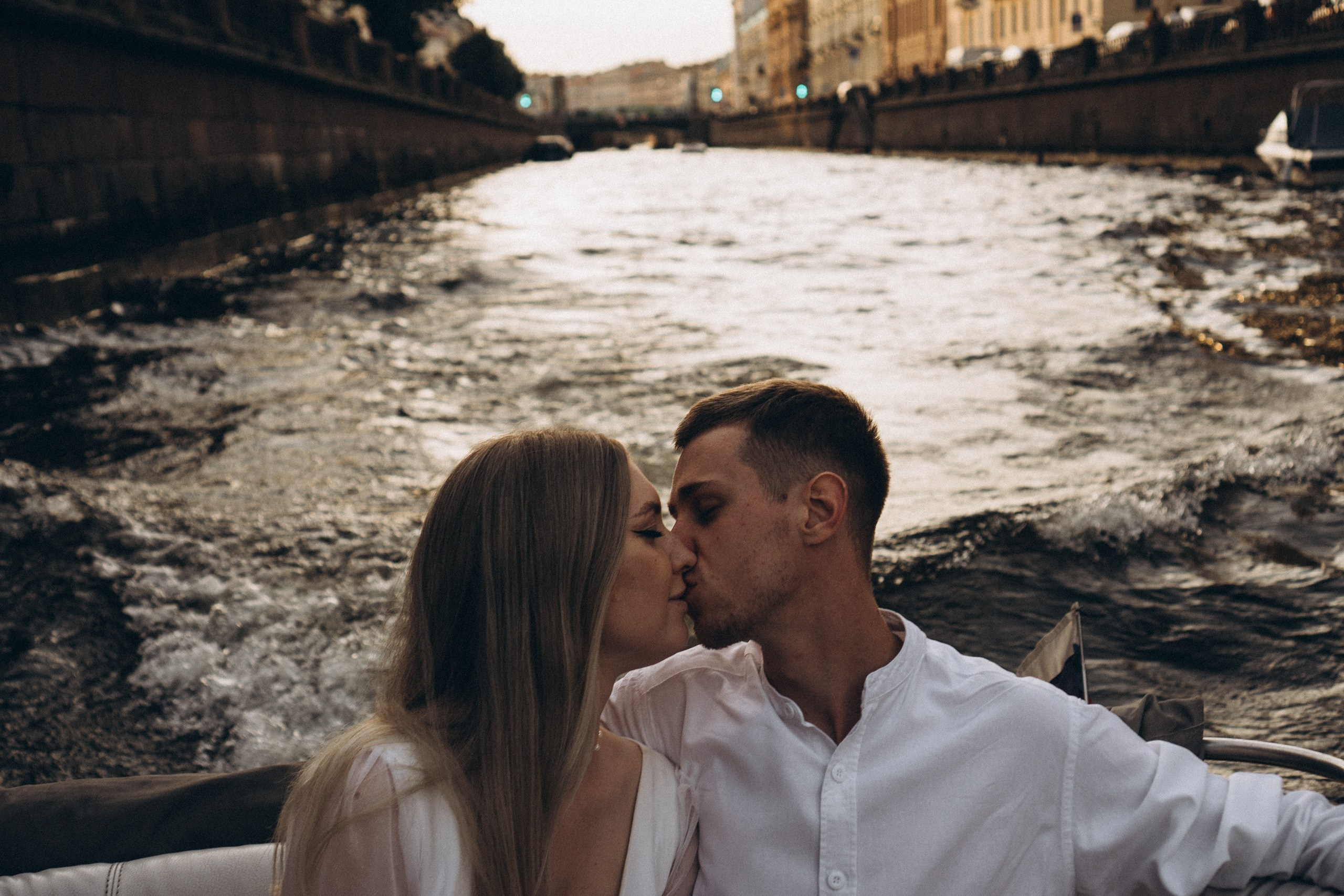 СВАДЕНБНАЯ СЬЕМКА НА КАТЕРЕ ПО КАНАЛАМ САНКТ-ПЕТЕРБУРГА И В АКВАТОРИИ НЕВЫ. Профессиональный фотограф, Санкт-Петербург — Виктория Богомолова