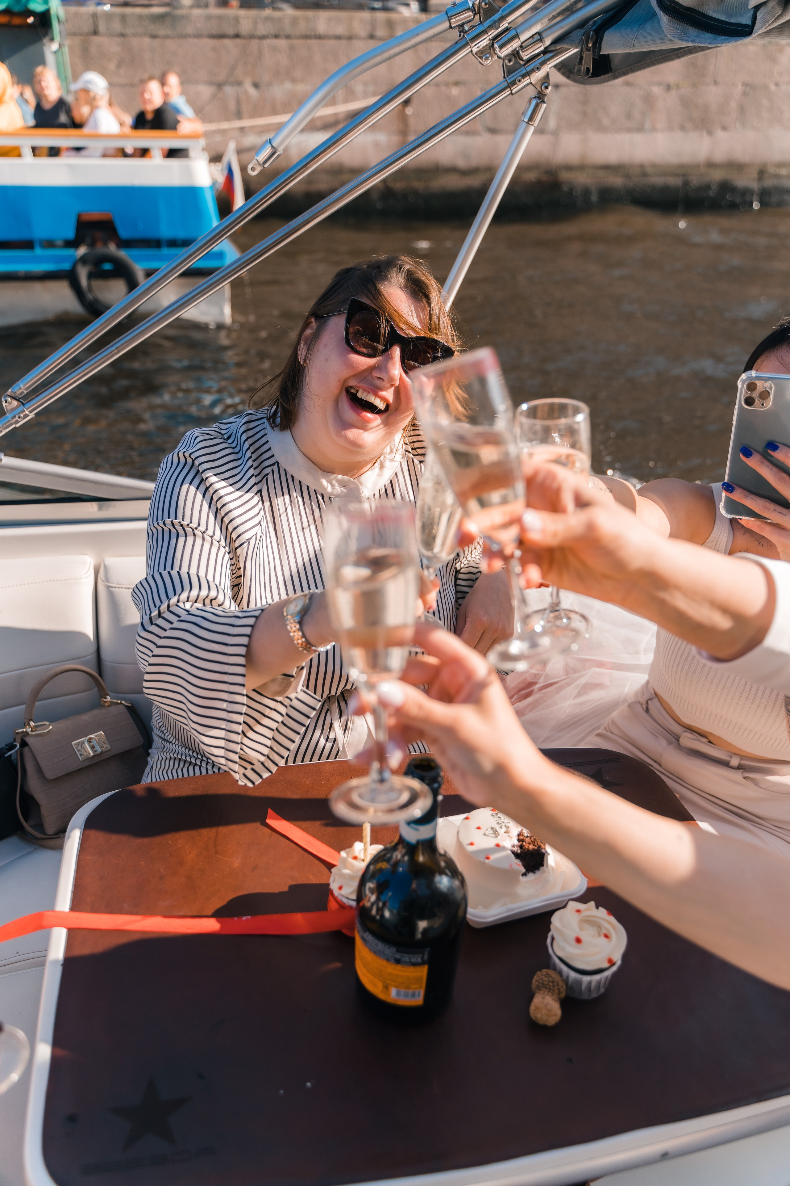 Фотосъемка девичника, встреча девушек, веселые женские портреты