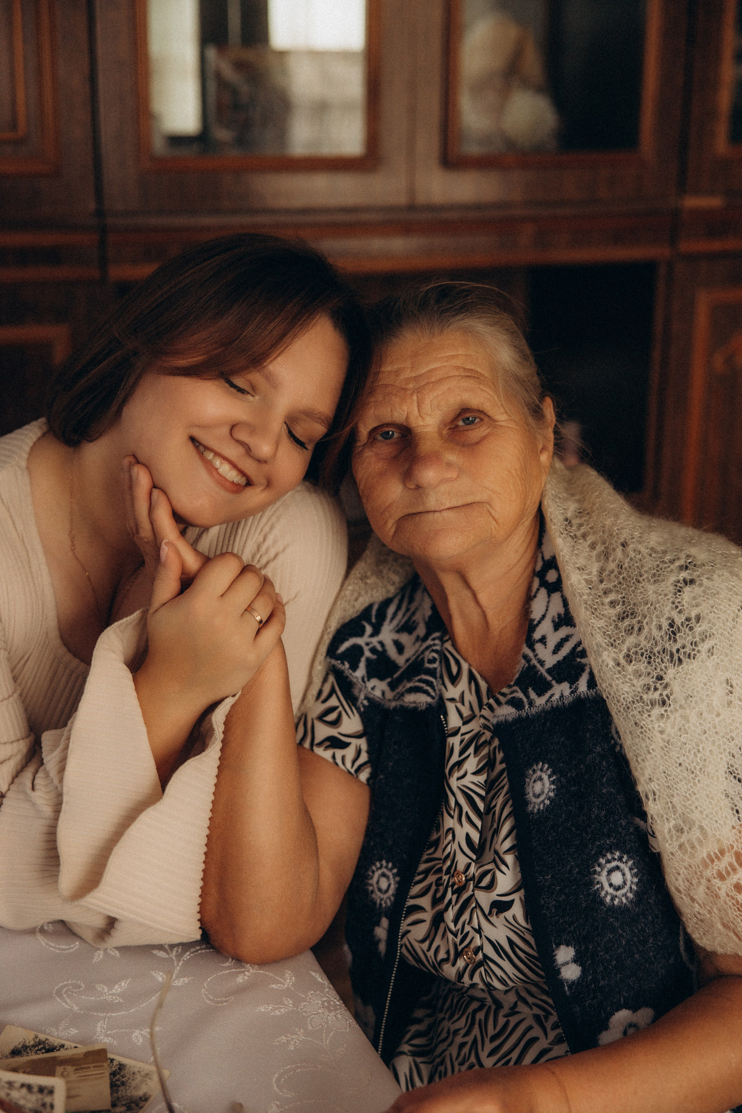 Аня и бабушка. Семейный фотограф Губкин/Старый Оскол