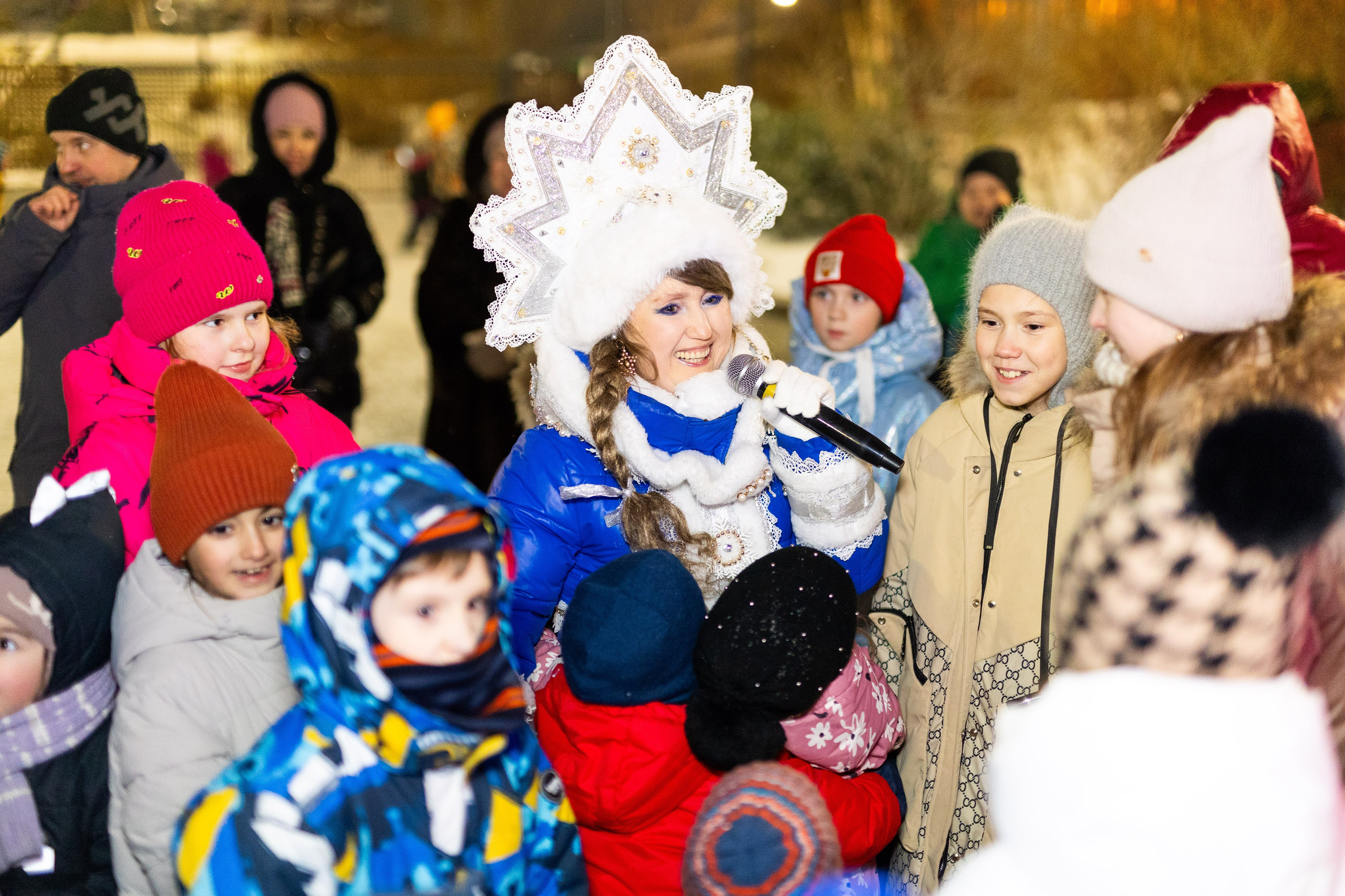Елка у «Брусники» на Щербакова. Фотограф Родион Нарудинов