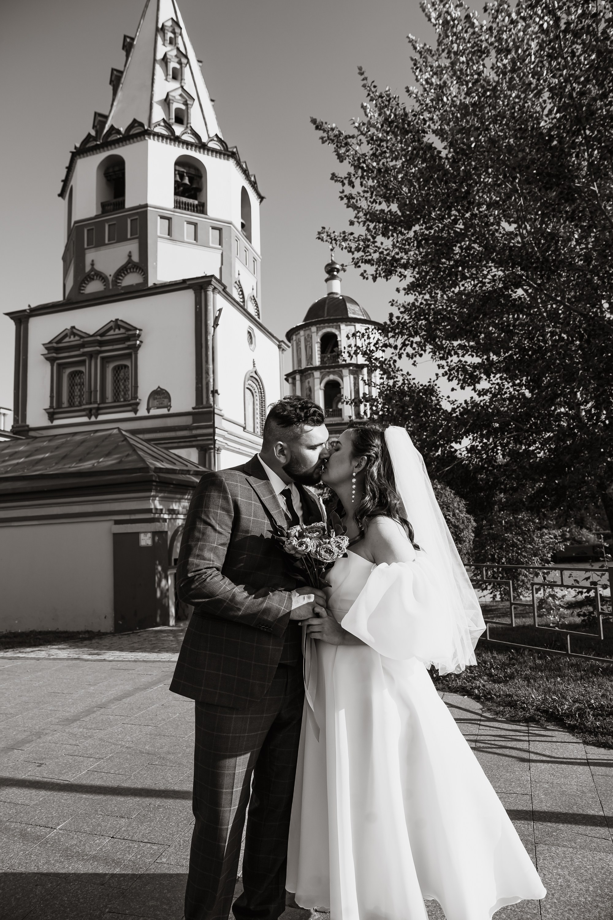Свадебная съемка на фоне церкви