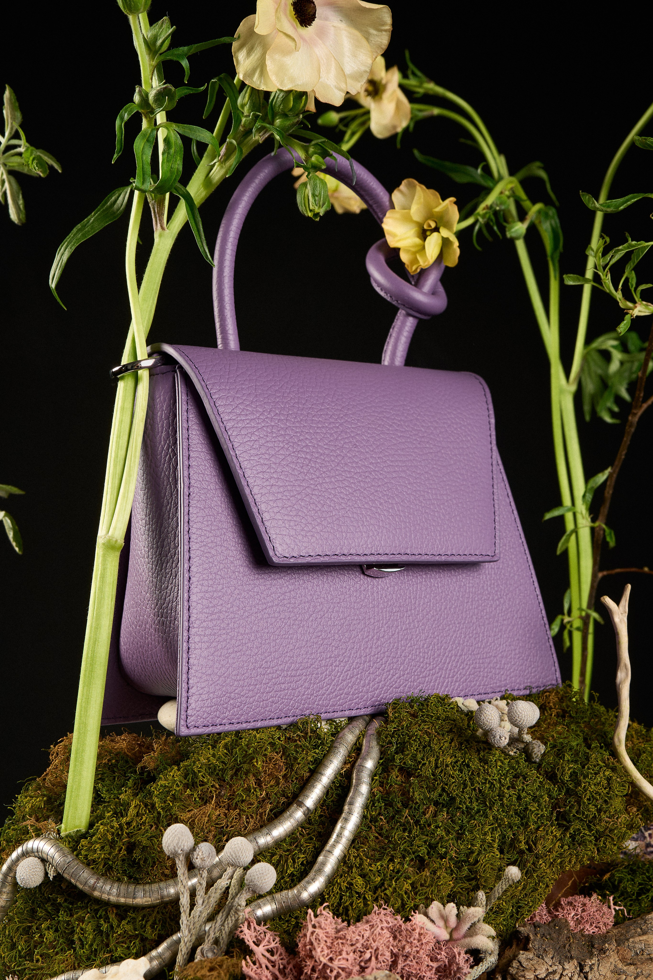 Фиолетовая сумка Afina Bags в ботанической композиции, рекламная фотография женских аксессуаров