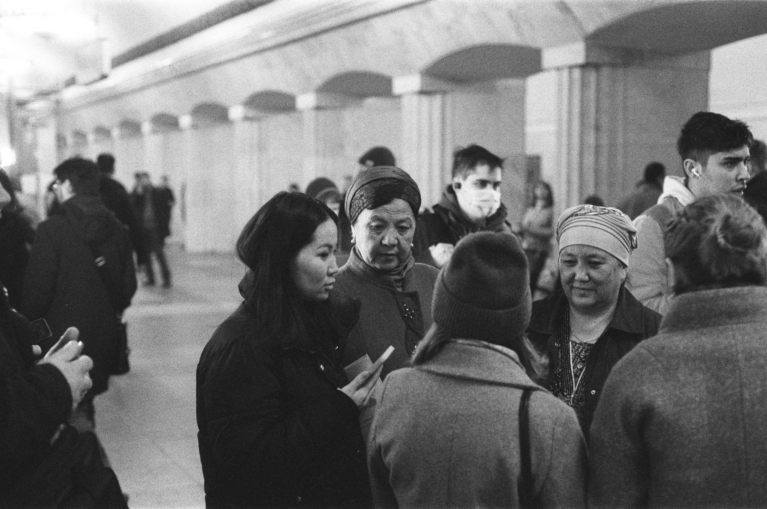 Фотосерия «Час пик»: динамика городской суеты в моменты транспортного и человеческого потока, игра света, тени и контраста в хронике городского движения. Фотограф: Ожерельев Лев