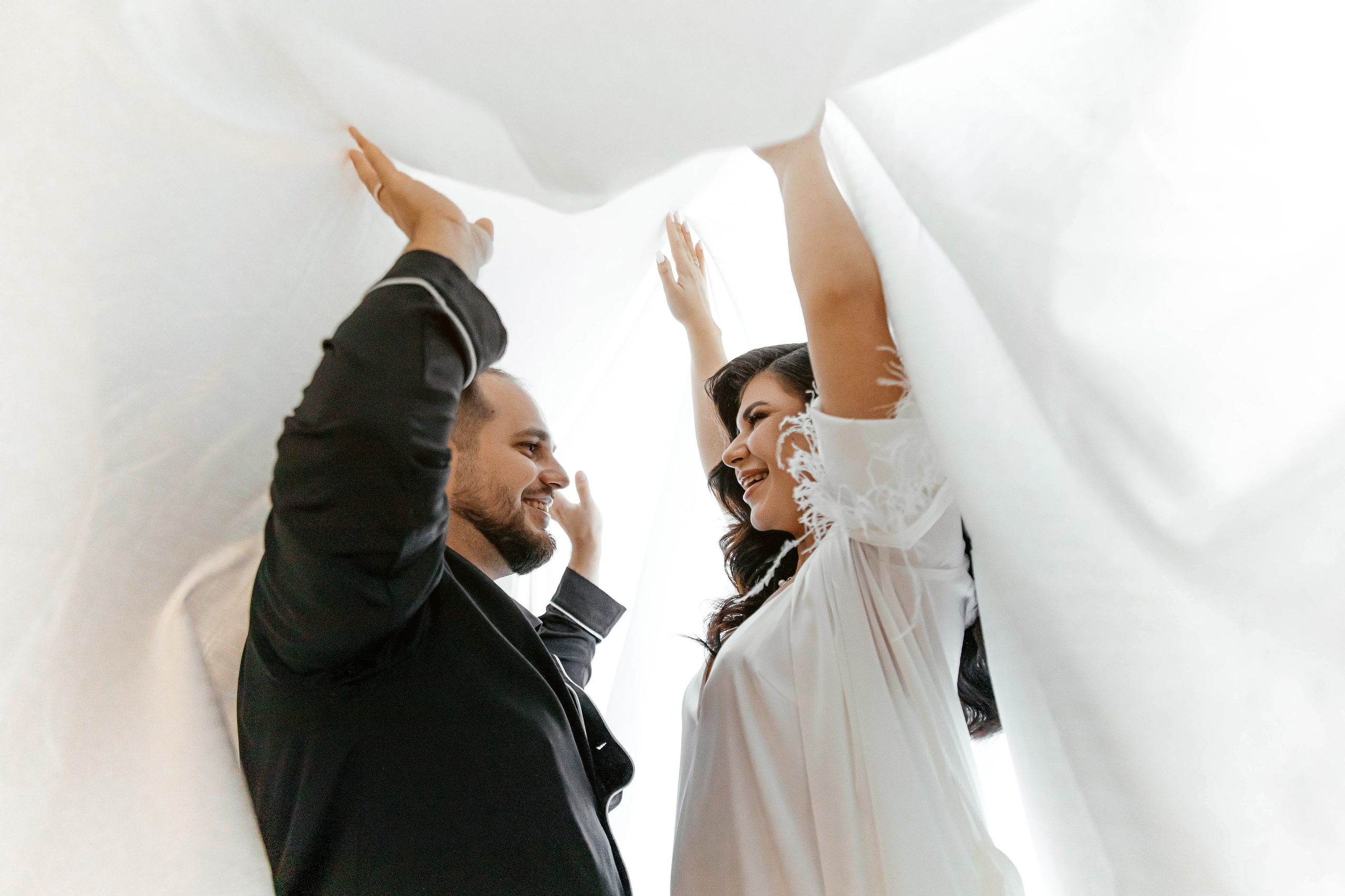 влюбленная пара веселится в номере отеля