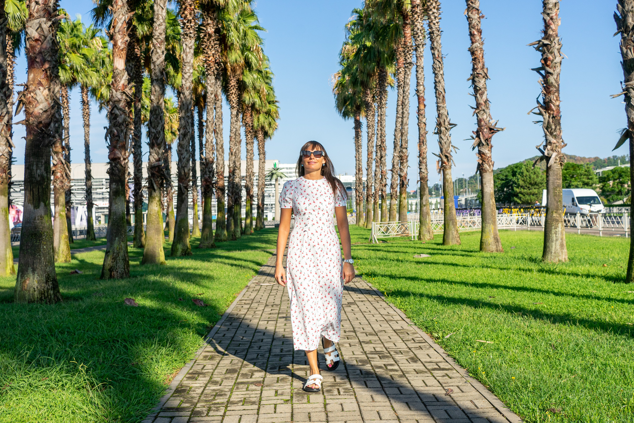 Фотосессия Юлии на море и на пальмовой аллее в Сириусе. Фотограф в Сочи Тиунова Маргарита и Тиунов Евгений