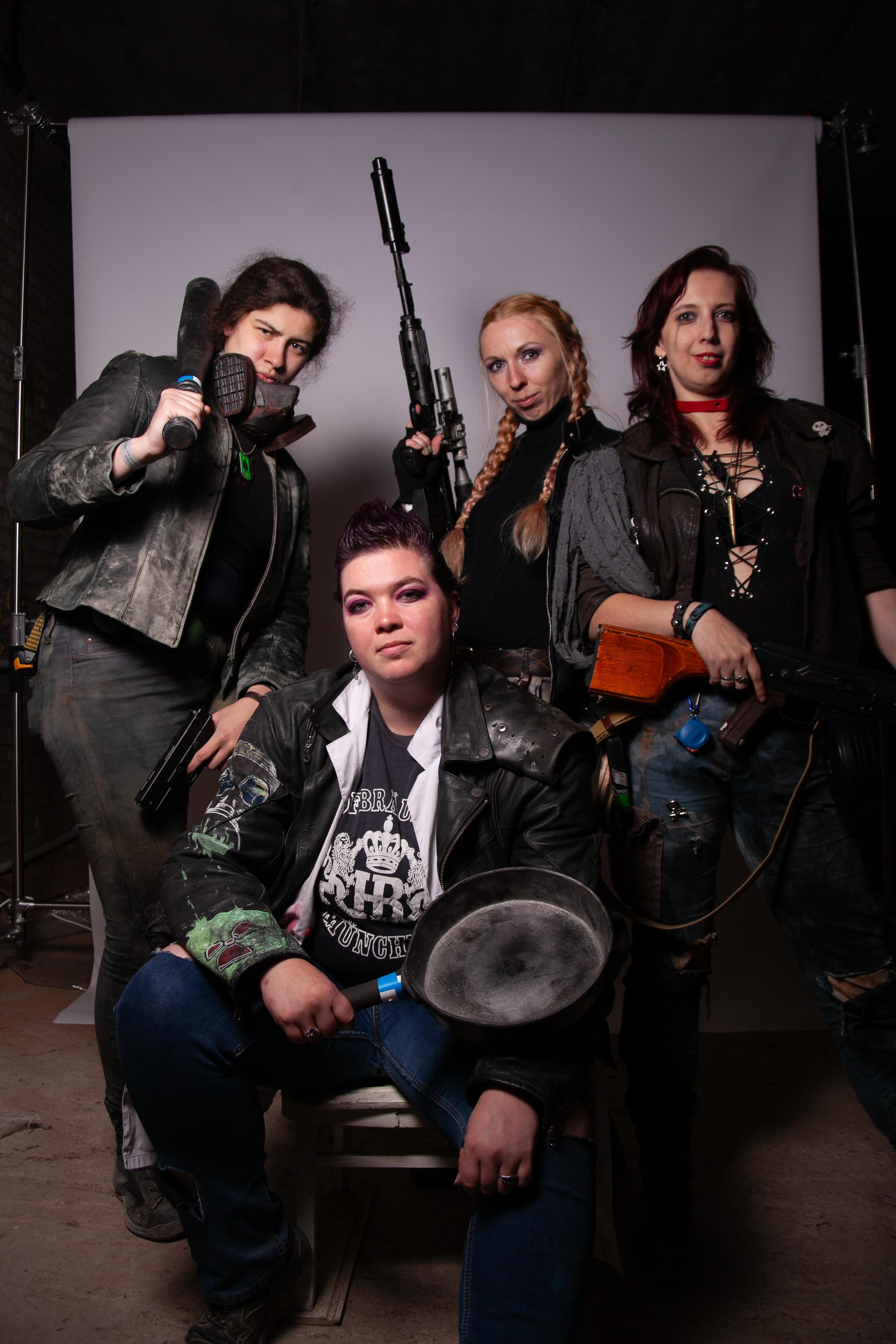 групповой портрет четырех девушек в стилистике сталкер 