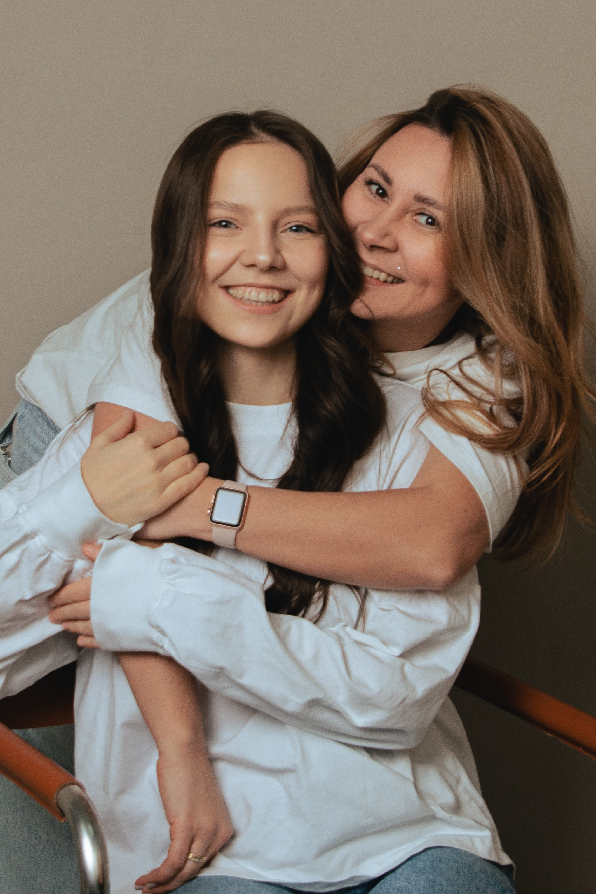 Сестры фотосессия объятья сестер