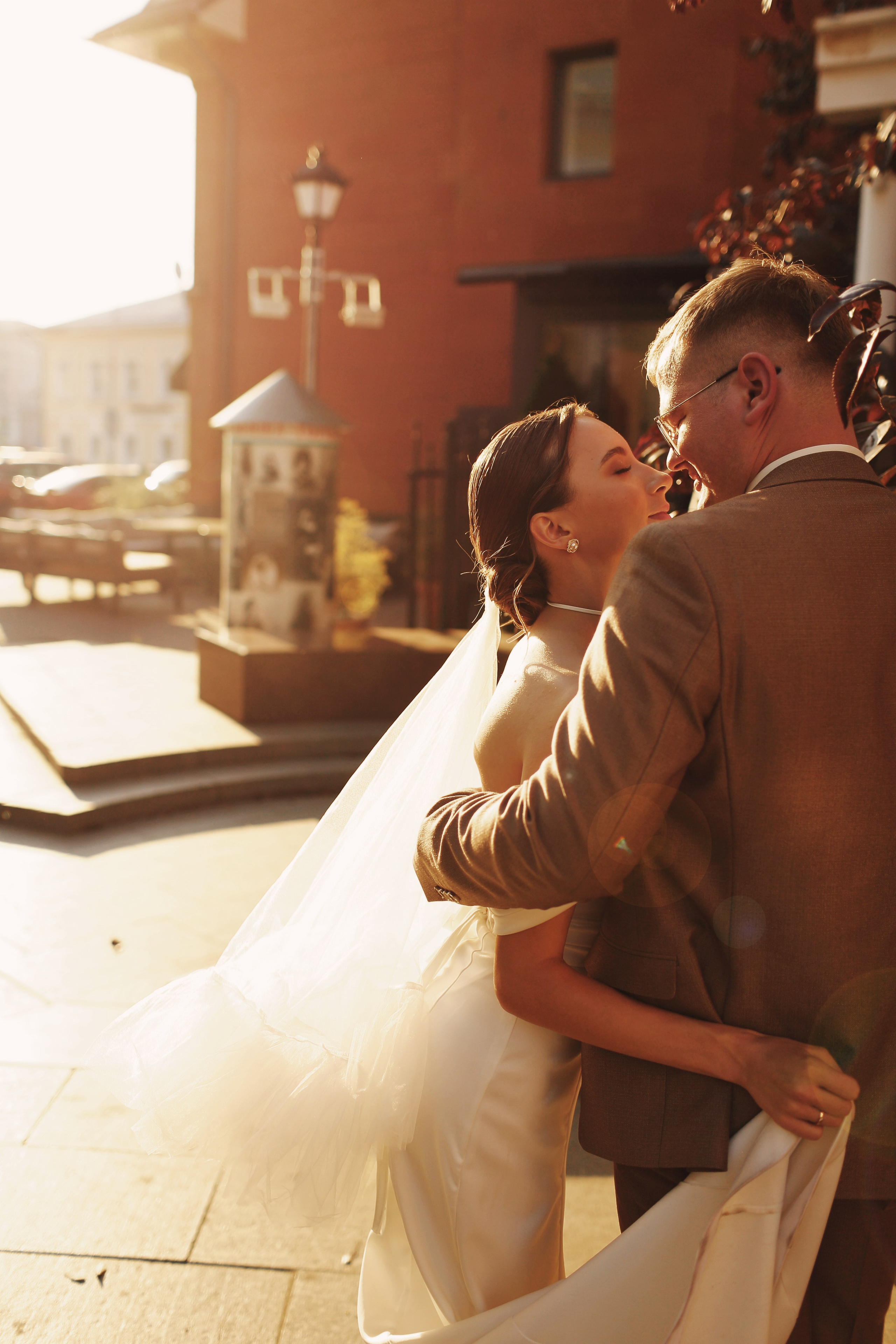 Свадебная фотосессия Ивана и Лидии в отеле и городе. Свадебный и репортажный фотограф в Ярославле и Санкт-Петербурге Роман Микрюков