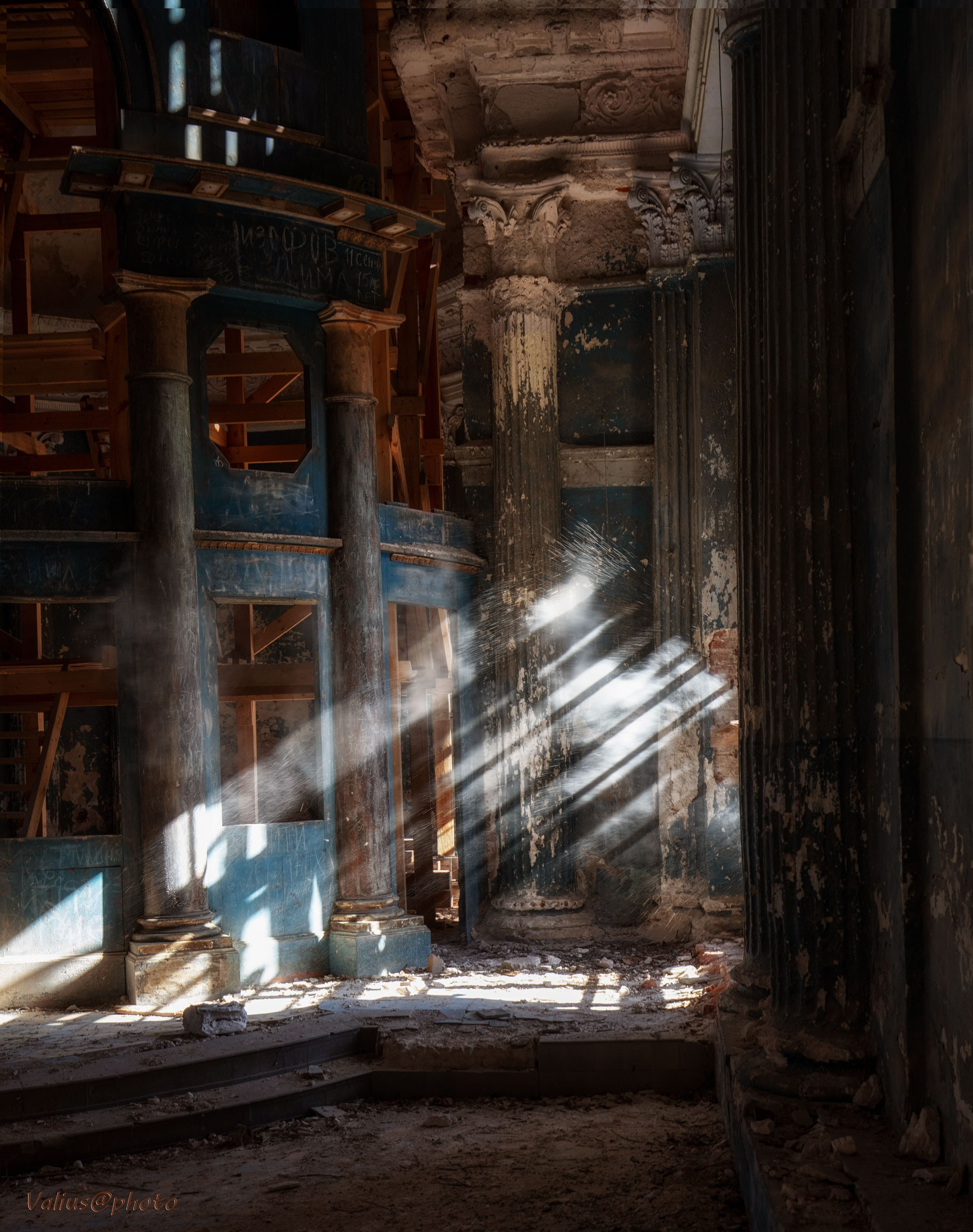 35awards конкурс фотографии, фотография победитель конкурса "Заброшенные постройки". Косые солнечны лучи, освещают внутреннее убранство разрушенного храма. 