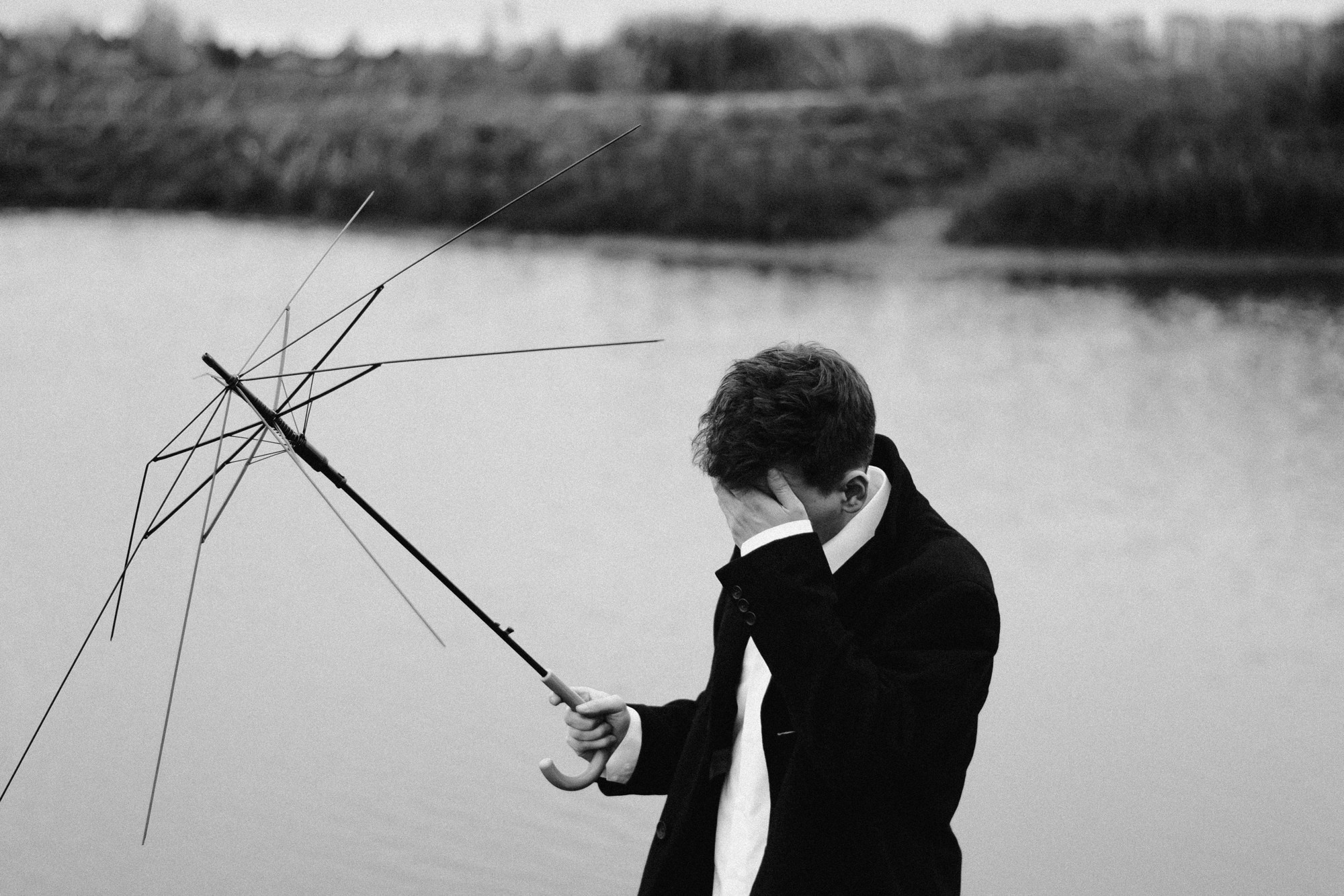 Мужская портретная фотосессия в Гагаринском парке Тюмени | Фотограф Дарья Мустафина. Портретный фотограф Тюмень Дарья Мустафина