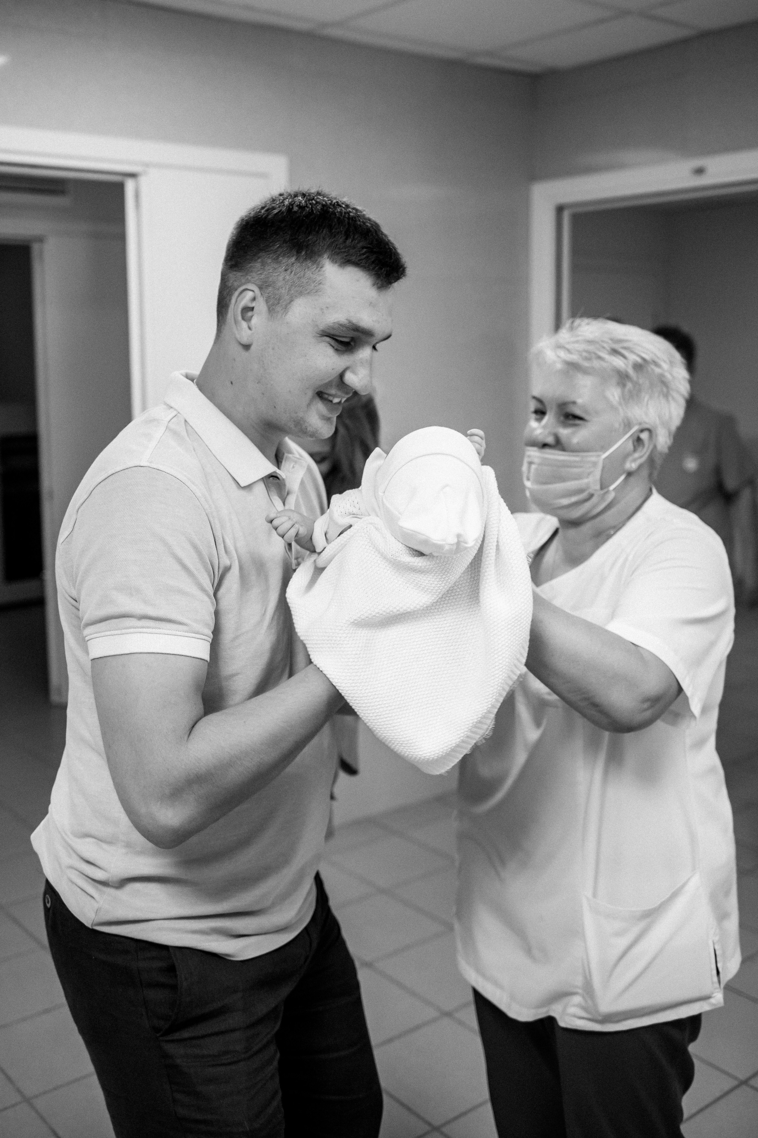 Выписка Анны с малышом Федором. Семейный фотограф Николаева Ольга