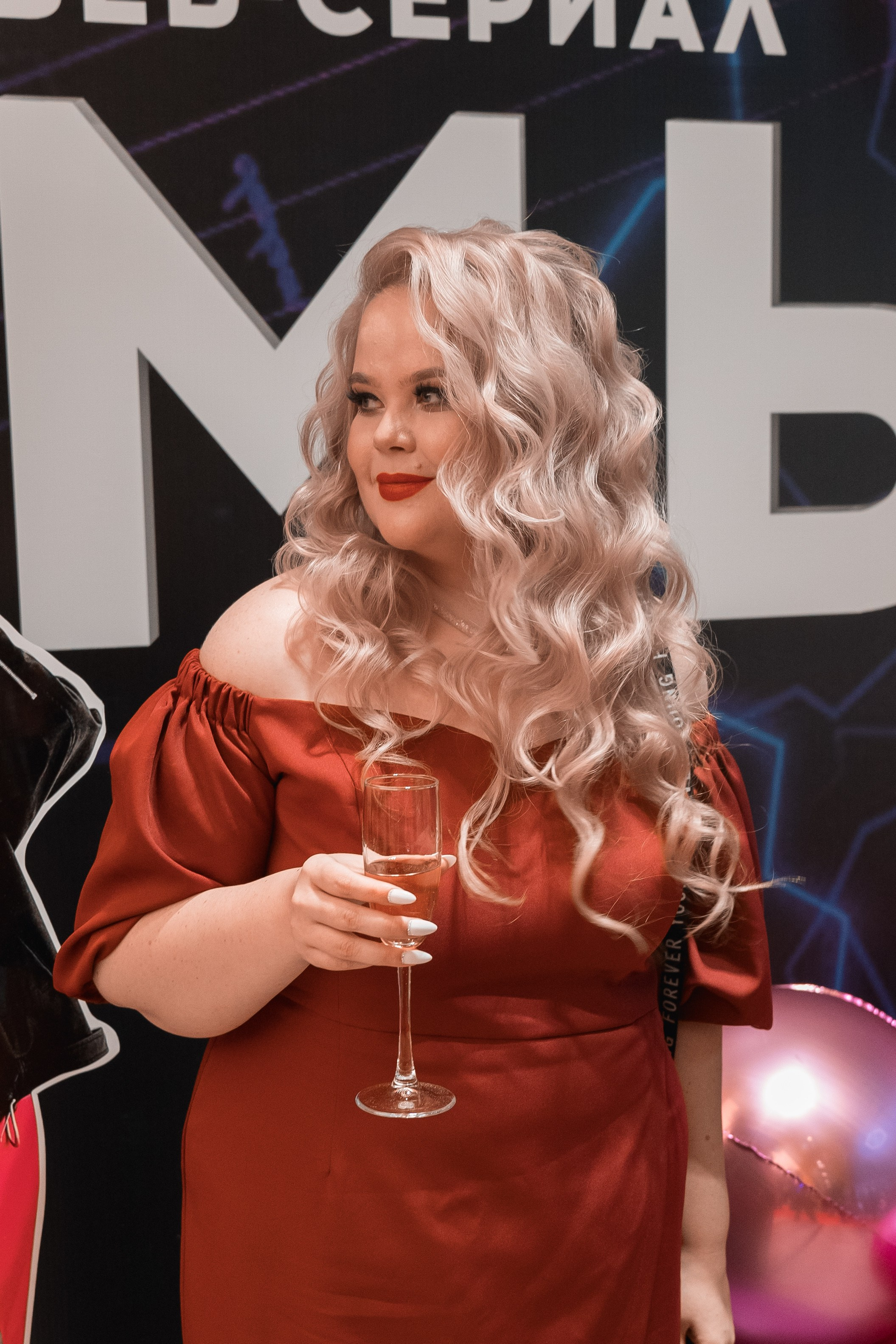 Веб-сериал «МЫ». Для тех, кто не ждёт удачи, а создаёт её. Каждая фотосессия — это твой момент, твой стиль, твой успех. 📸