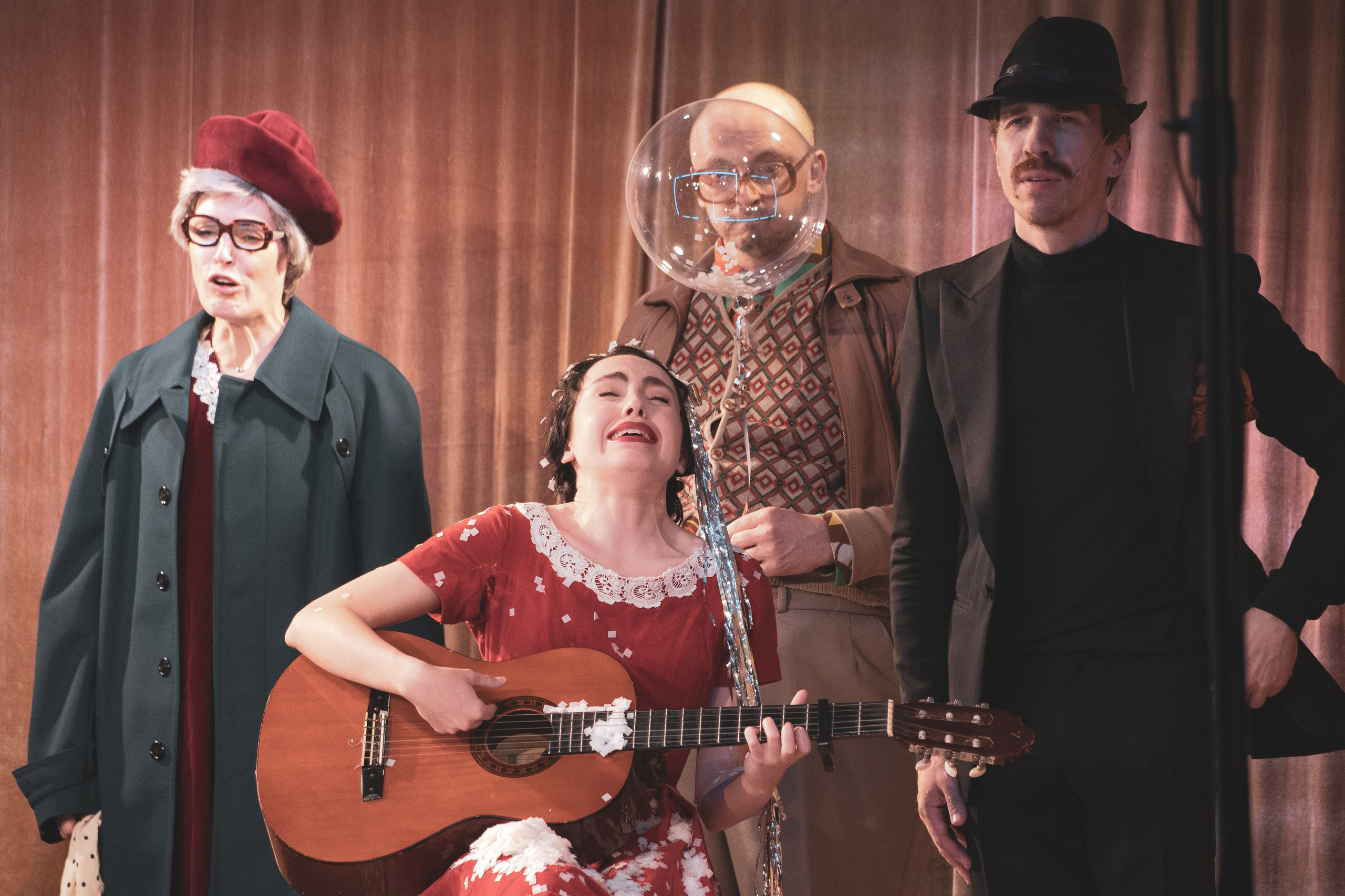 Петерс_Театр Старый дом_Новосибирск. Фотограф. г. Южно-Сахалинск. Олег Толстов