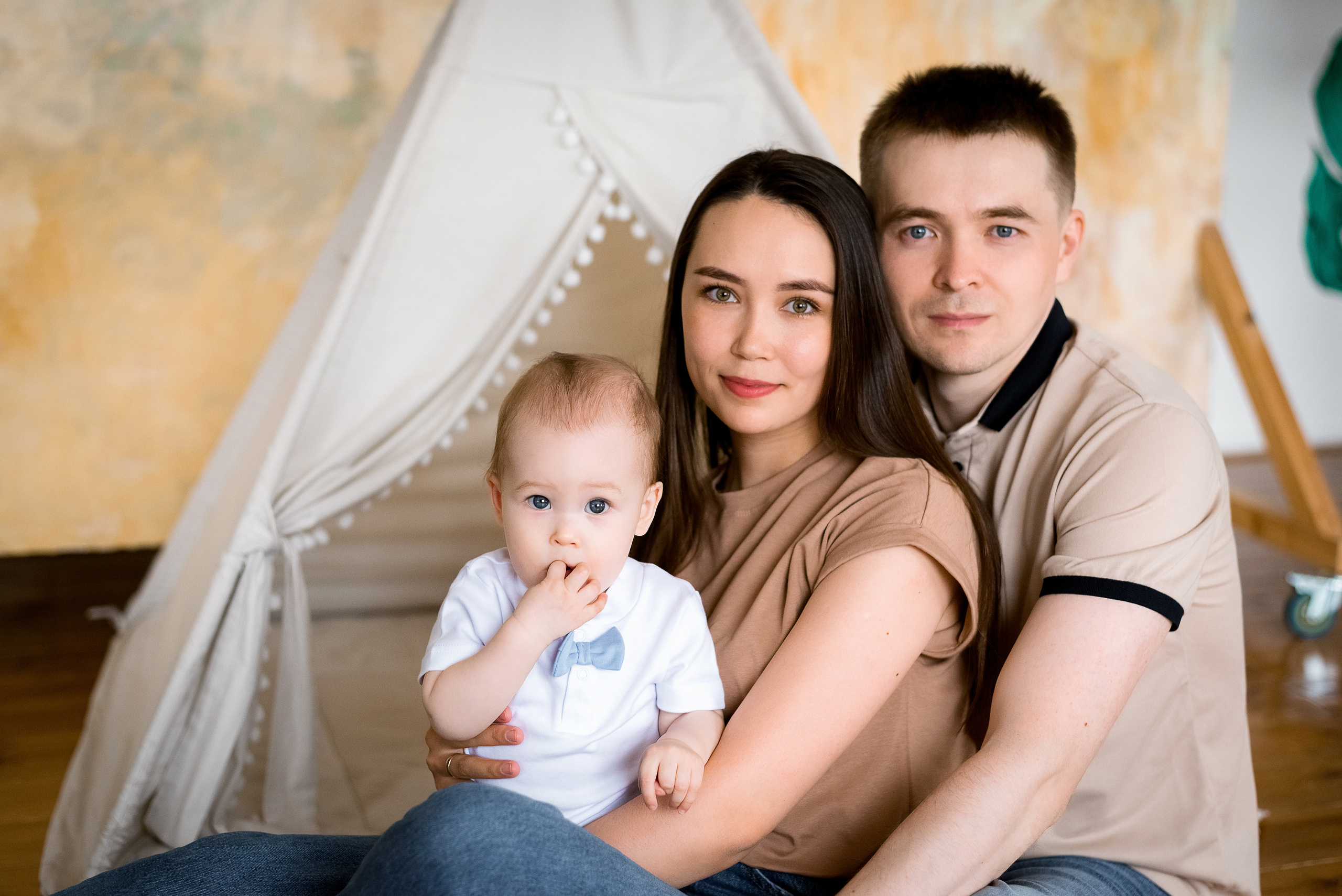 Семейная съемка в студии папа мама и малыш. Детский и семейный фотограф в Йошкар-Оле Светлана Кропочева