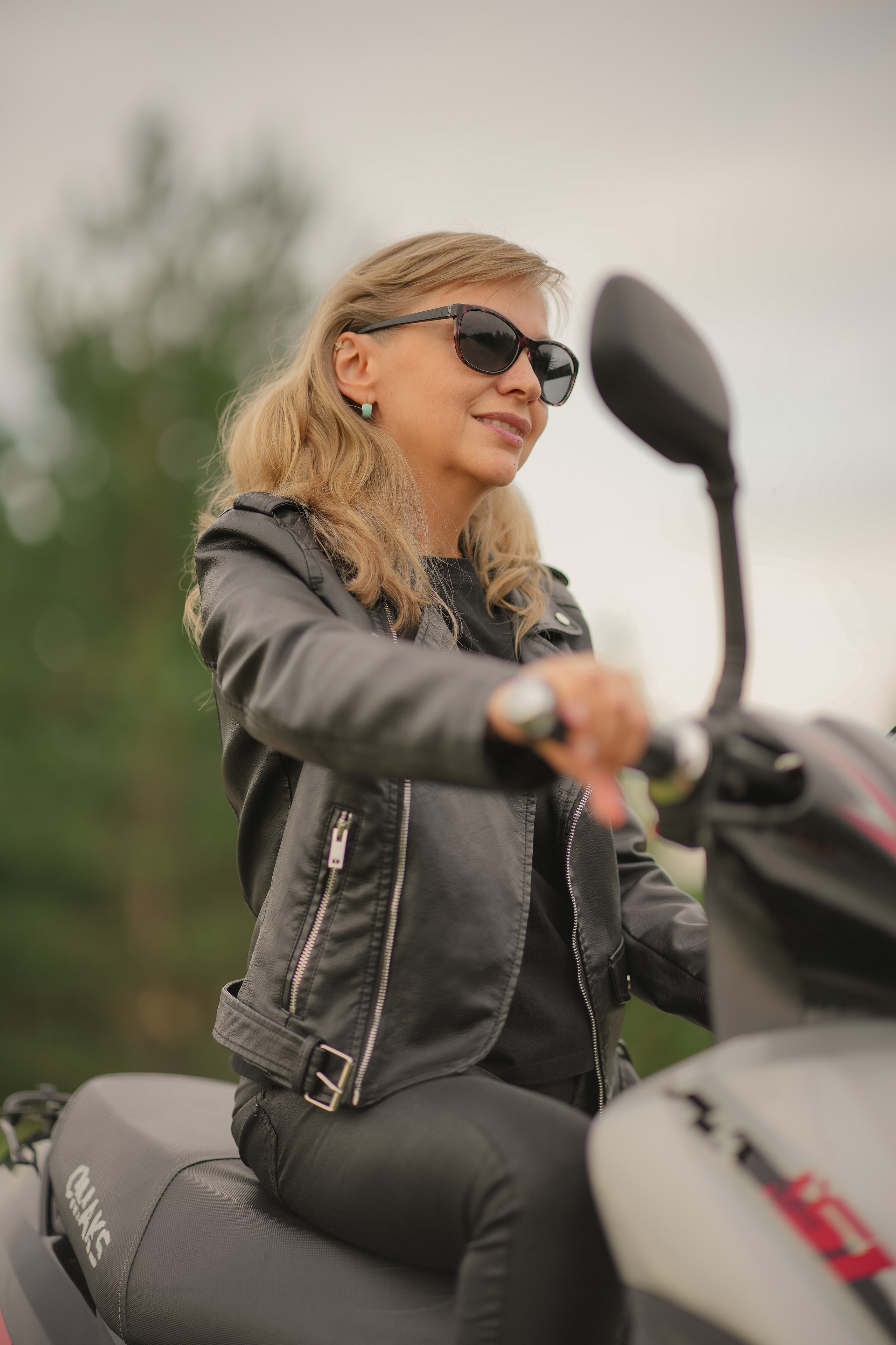 Летняя фотосъемка Девушка с мопедом. Семейный фотограф в Москве Кочетова Мария