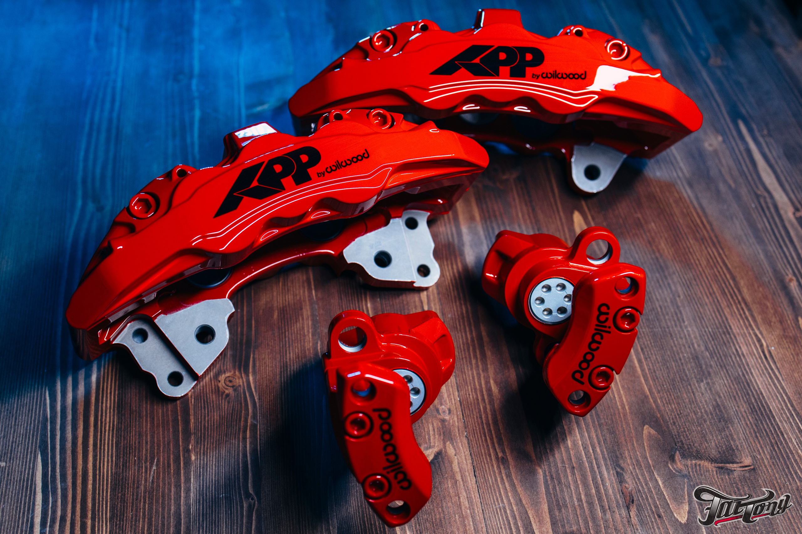 Суппорта Wilwood окрас в красный с нанесением логотипа. DeLorein