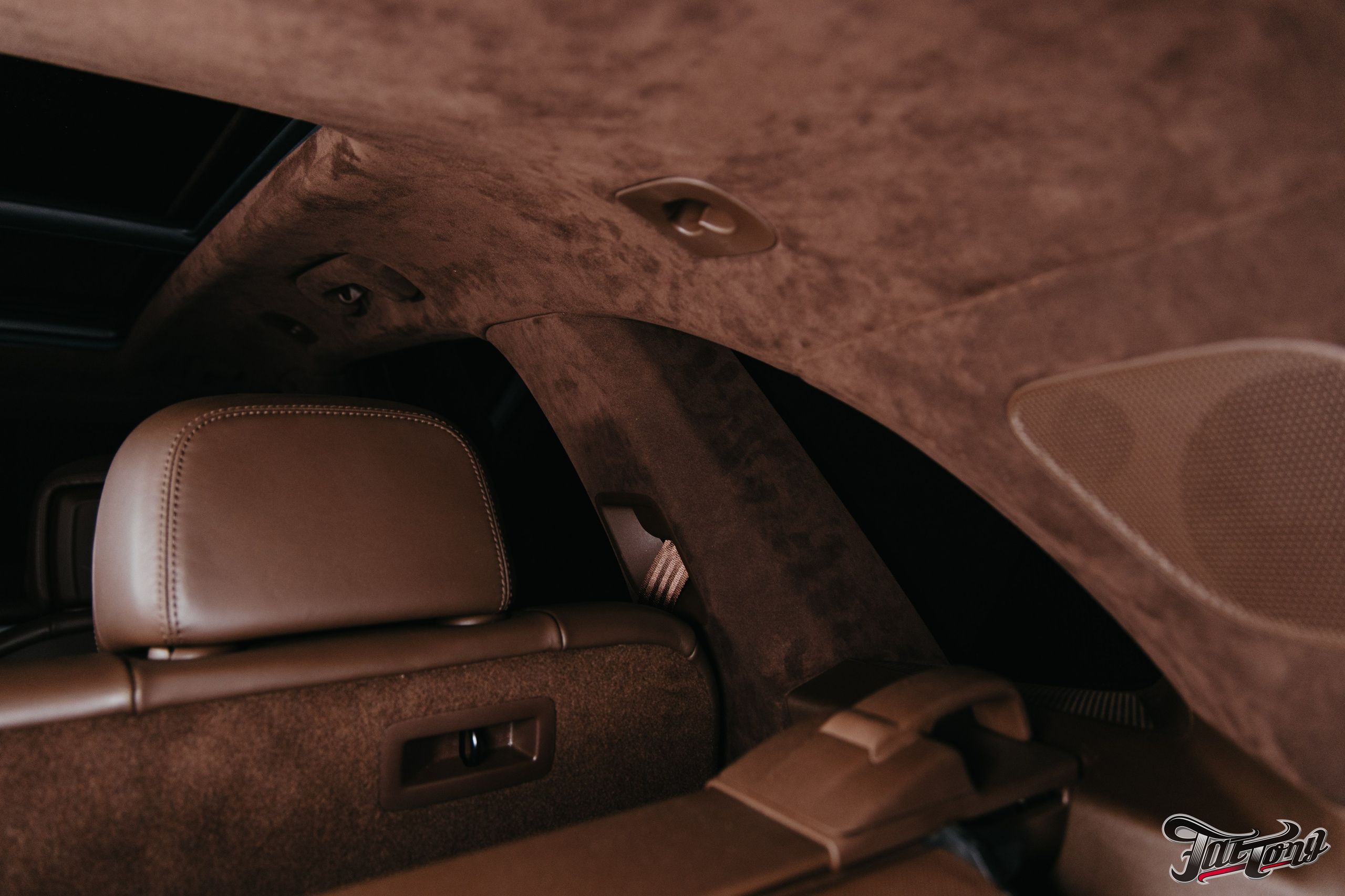 Porsche Сayenne пошив потолка в коричневую алькантару. DeLorein