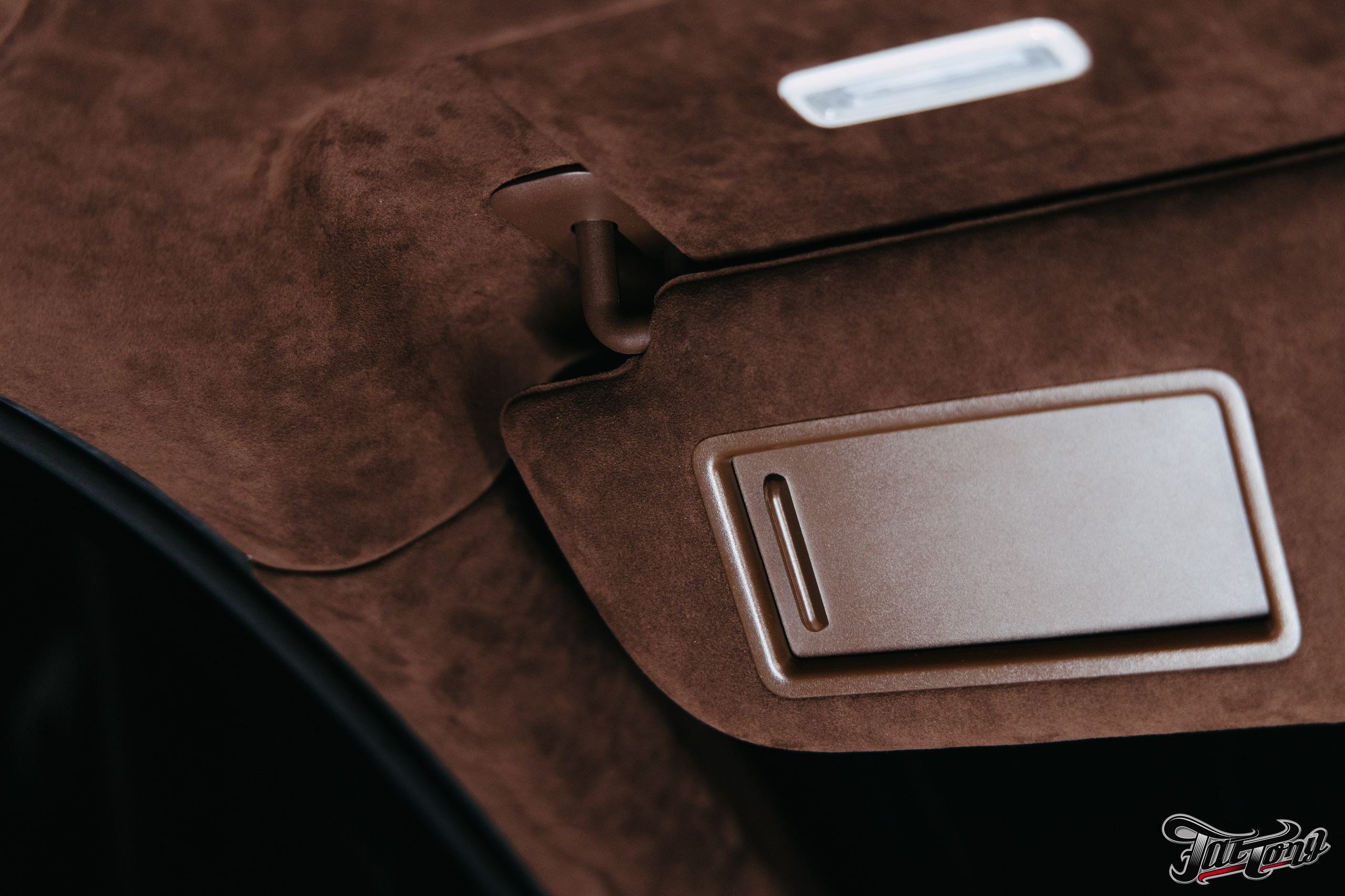 Porsche Сayenne пошив потолка в коричневую алькантару. DeLorein