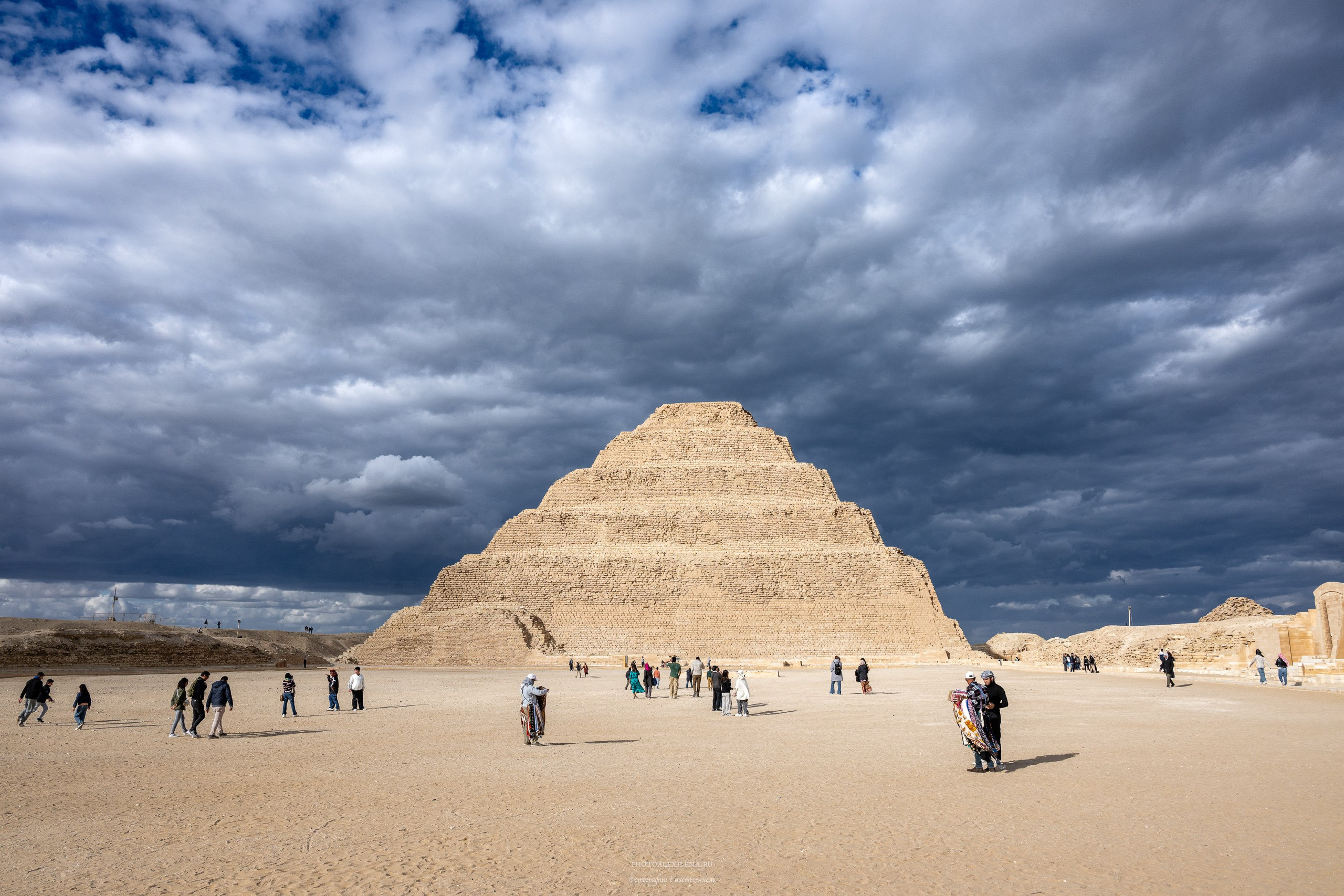 Пирамида Джосера и люди