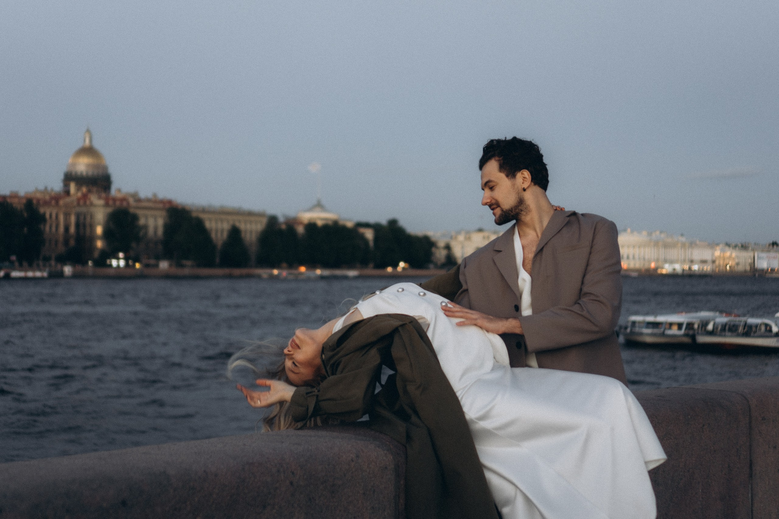 СВАДЕБНАЯ СЬЕМКА ПАРЫ НА РАССВЕТЕ В БЕЛЫЕ НОЧИ И ПРОГУЛКА С РАЗВОДНЫМИ МОСТАМИ И ПИКНИК ВОЗЛЕ ИСАКИЕВСКОГО СОБОРА. Профессиональный фотограф, Санкт-Петербург — Виктория Богомолова