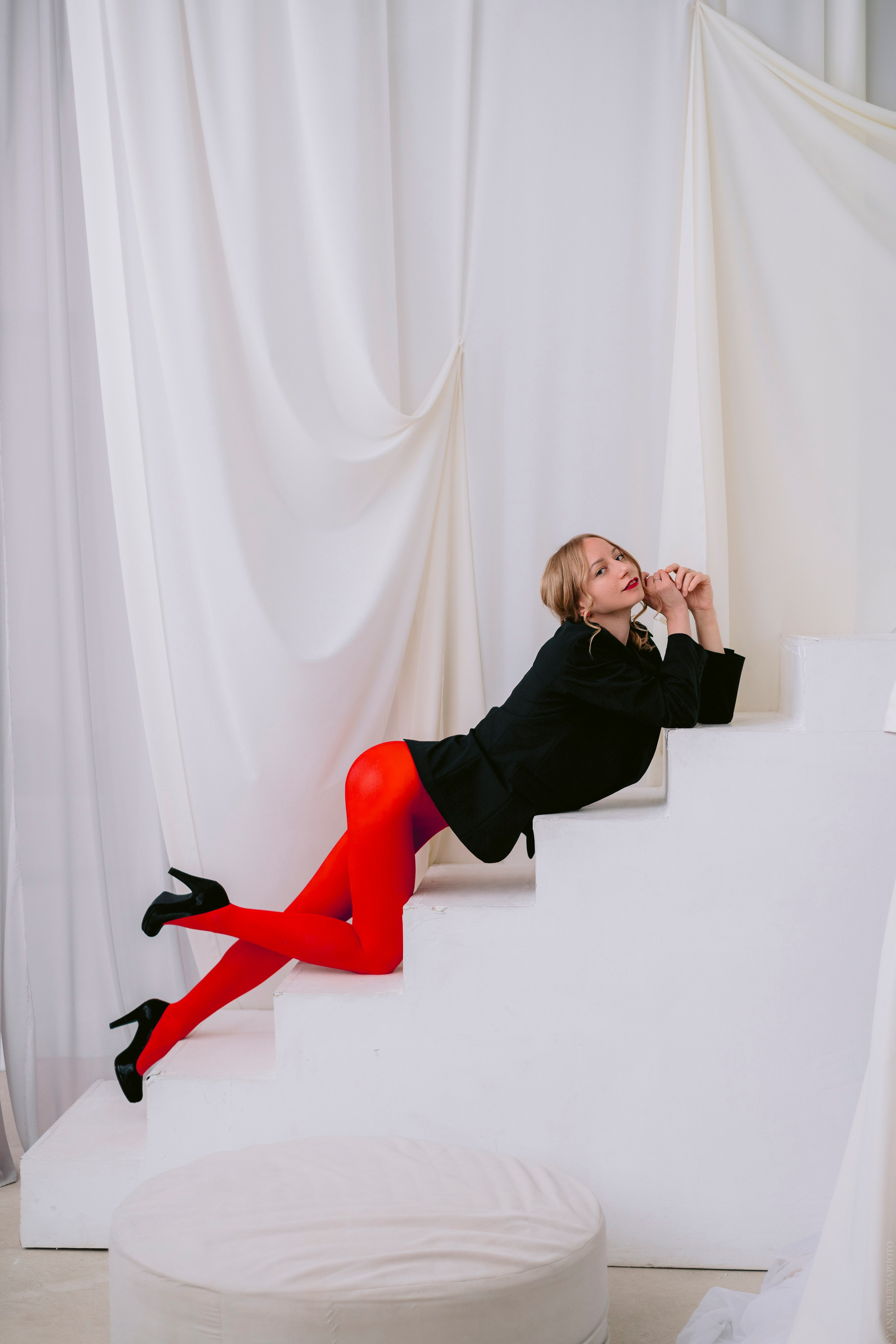 Девушка в красных колготках и черном пиджаке