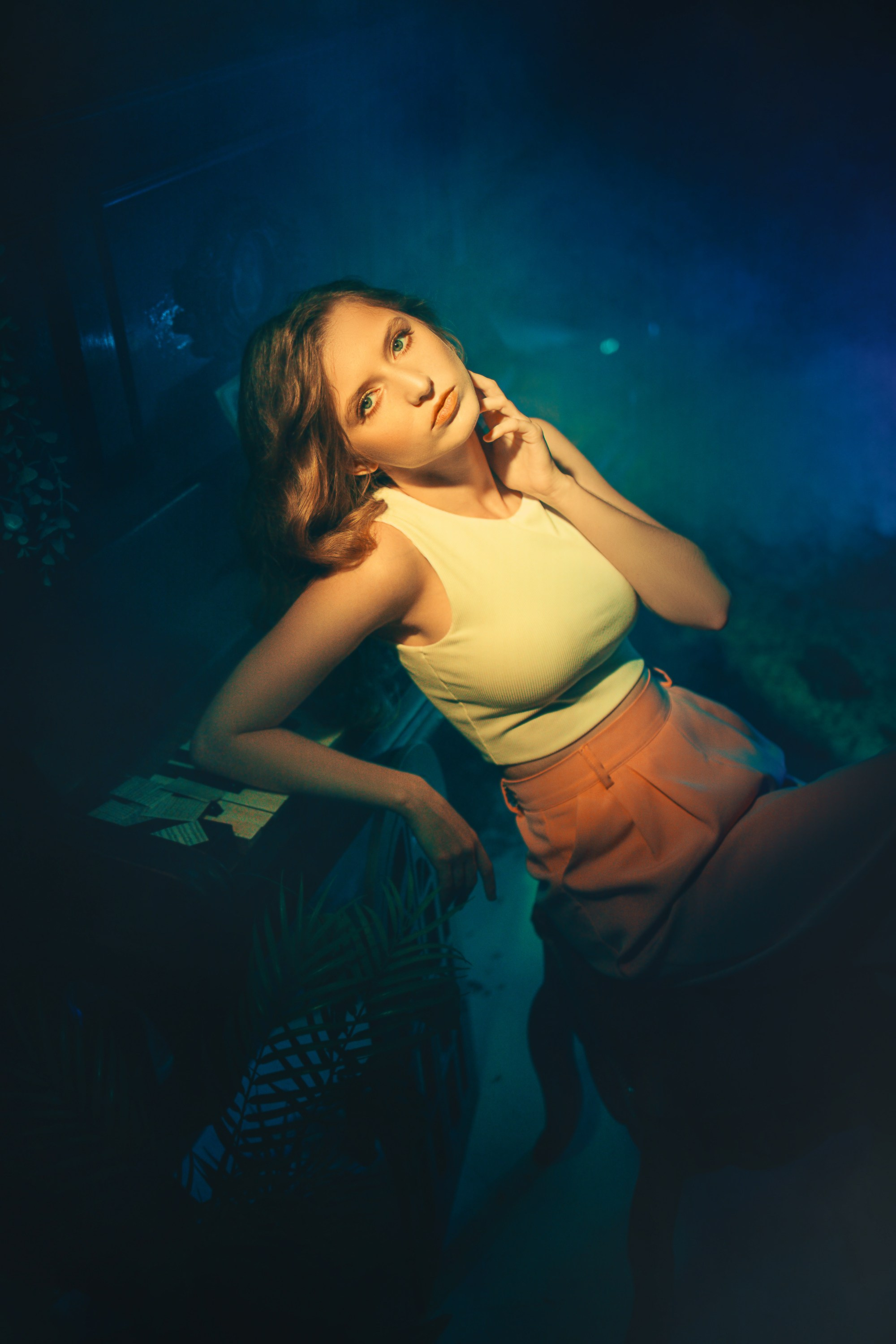 Фотосессия девушки в цветном свете. Выпускные альбомы в Серпухове