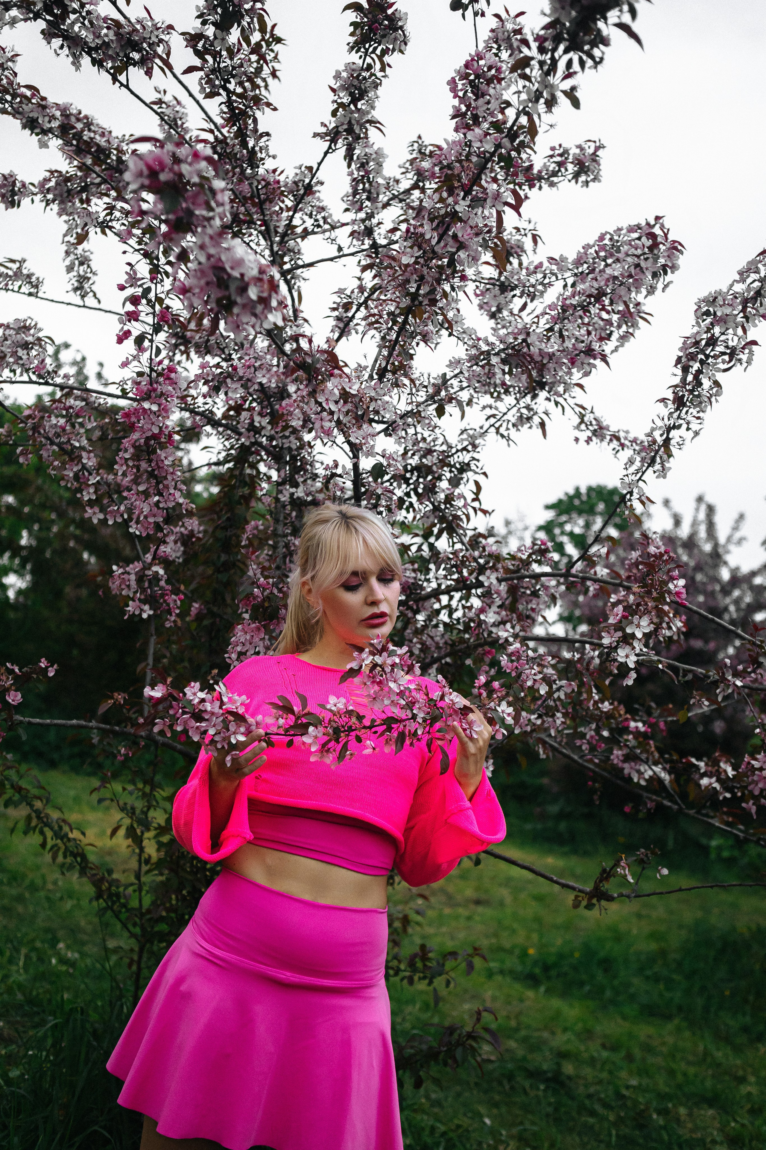 Вика — яркое настроение в яблонях. Elena Sova — семейный и женский фотограф в Санкт-Петербурге