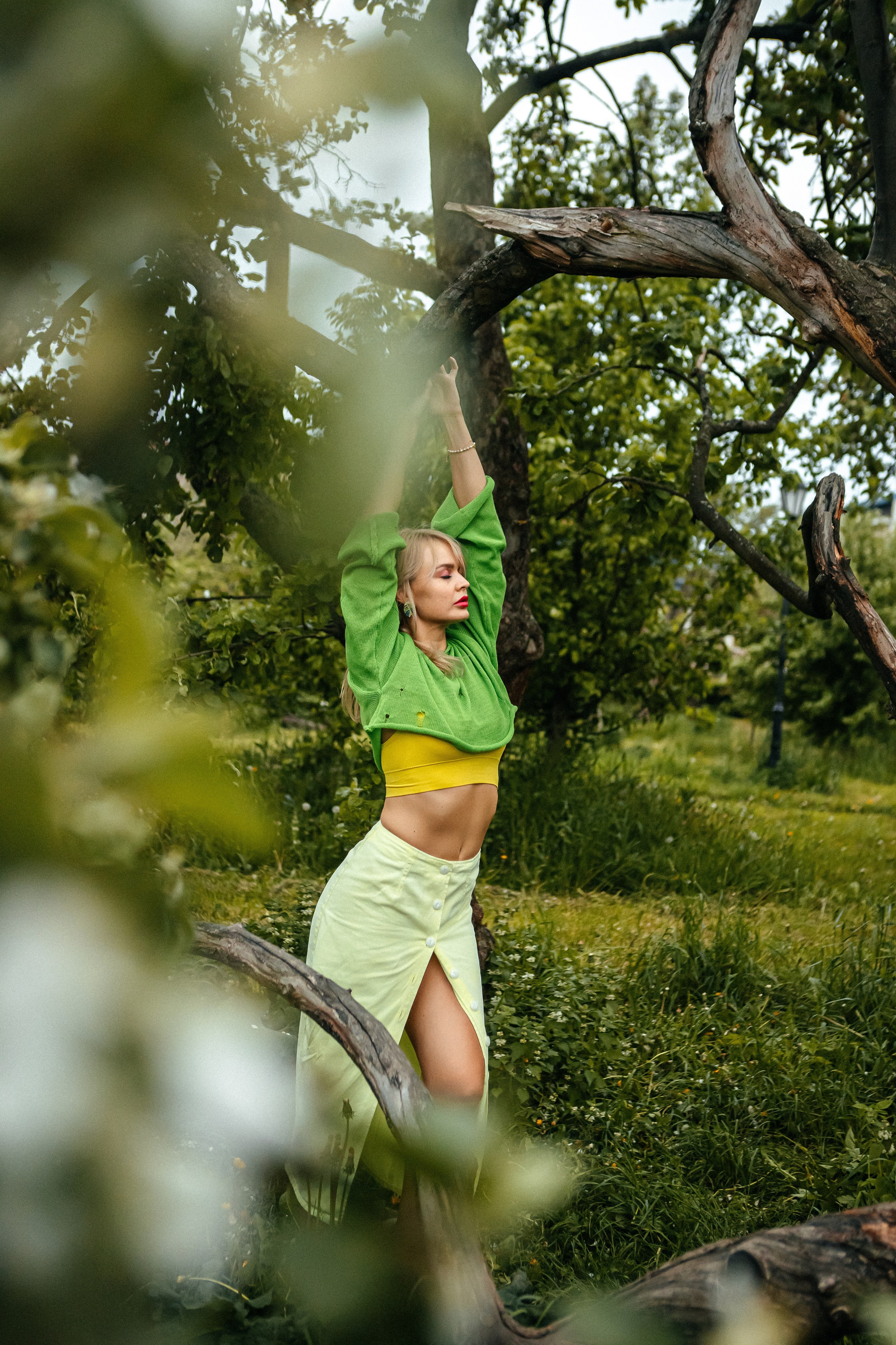 Вика — яркое настроение в яблонях. Elena Sova — семейный и женский фотограф в Санкт-Петербурге