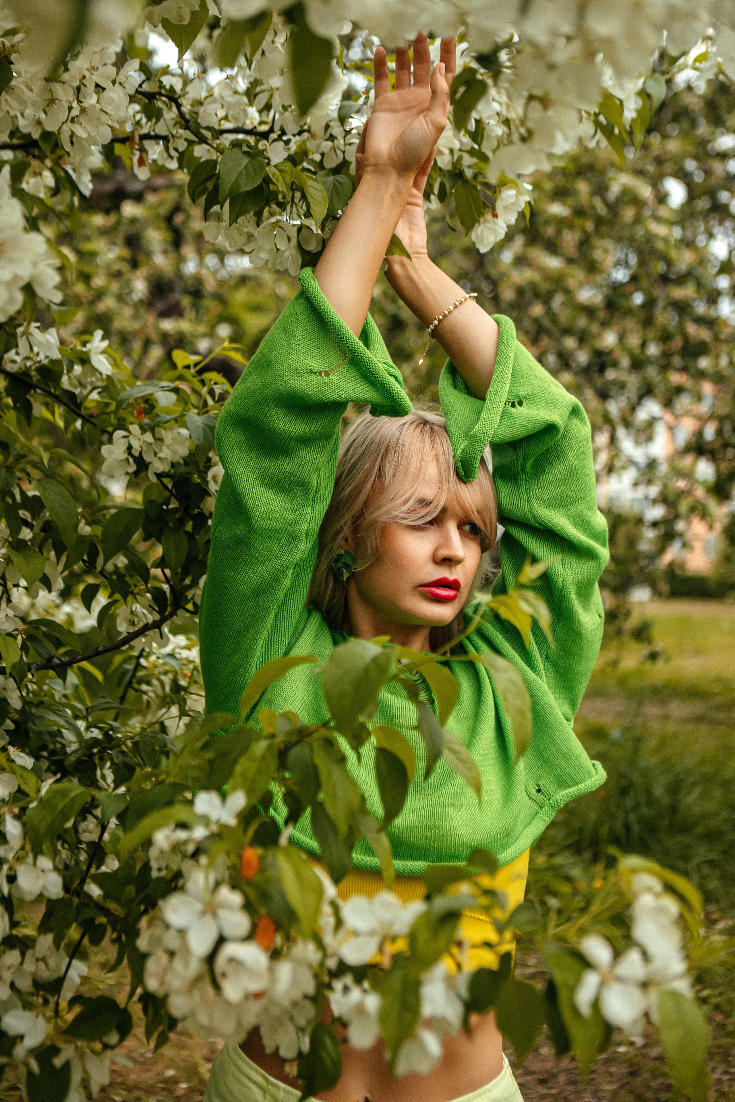 Вика — яркое настроение в яблонях. Elena Sova — семейный и женский фотограф в Санкт-Петербурге