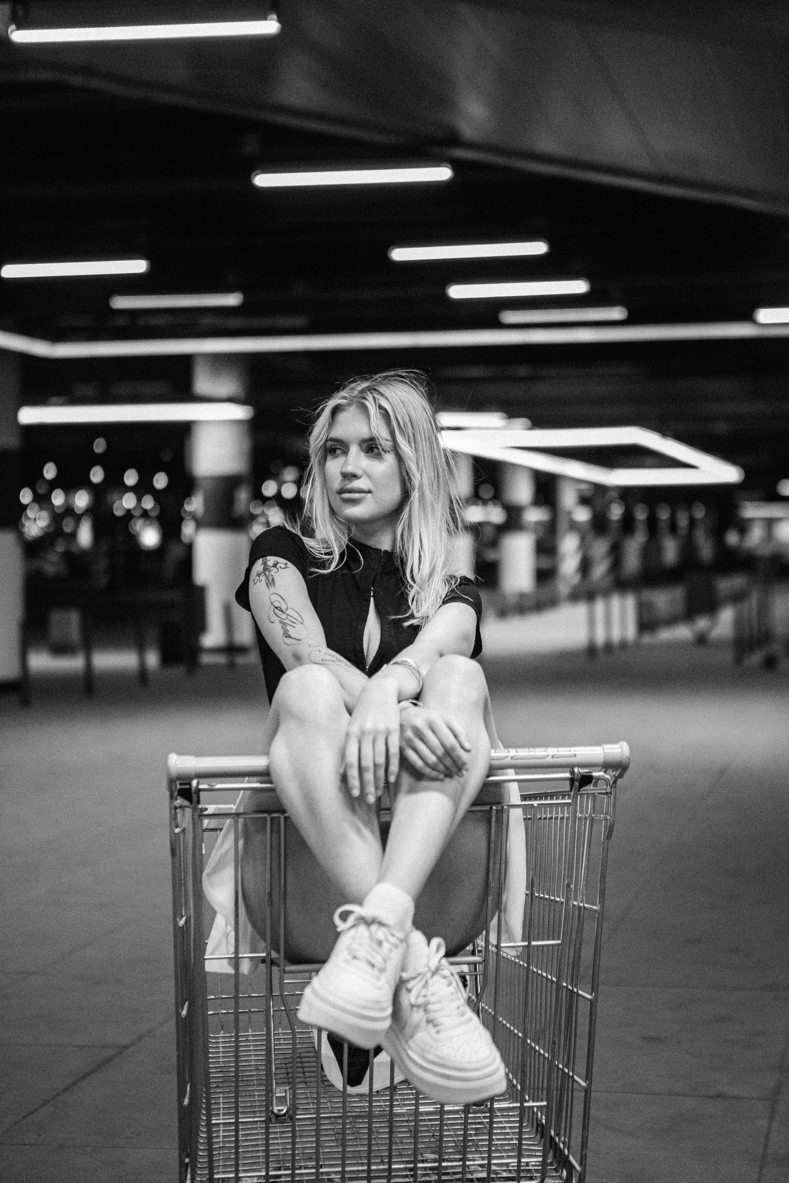 Тележка на подземной парковке. Elena Sova — семейный и женский фотограф в Санкт-Петербурге