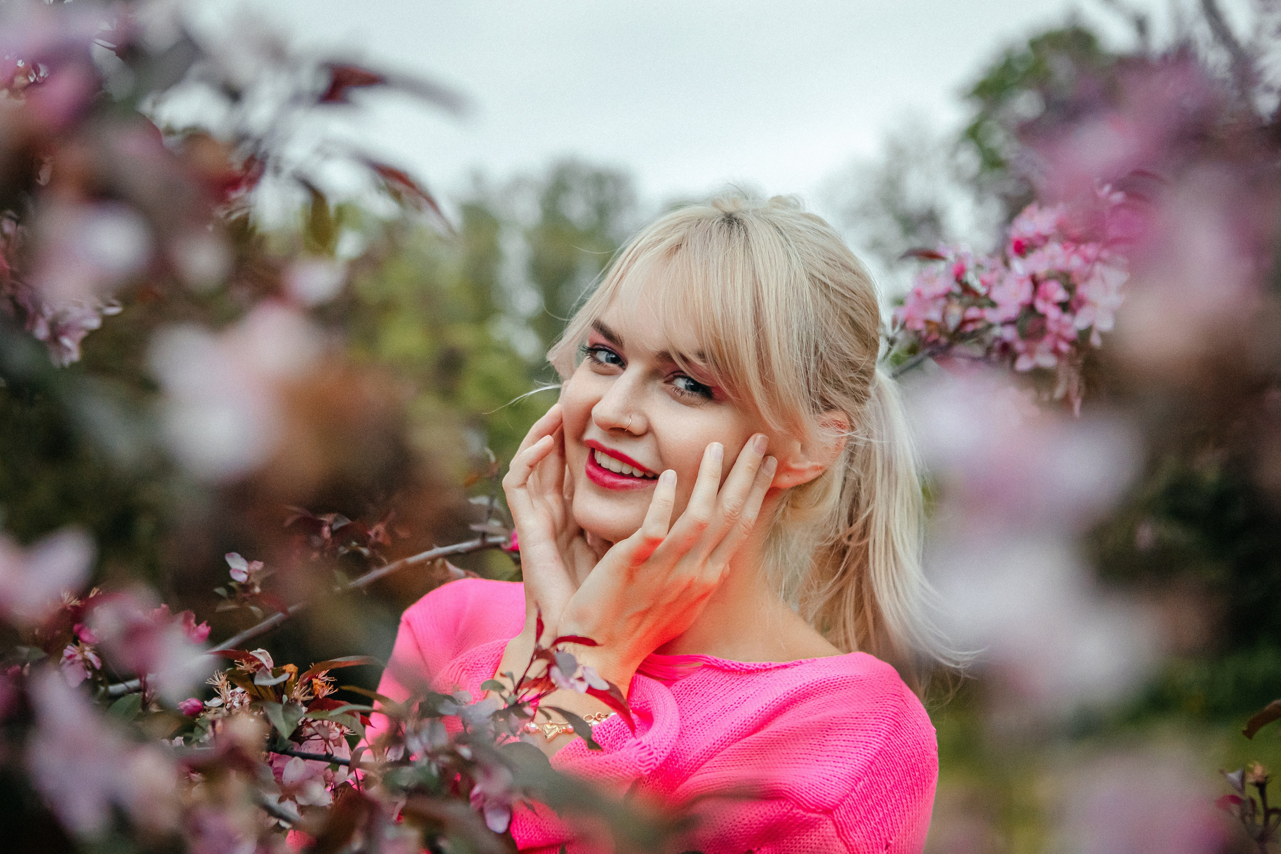 Вика — яркое настроение в яблонях. Elena Sova — семейный и женский фотограф в Санкт-Петербурге
