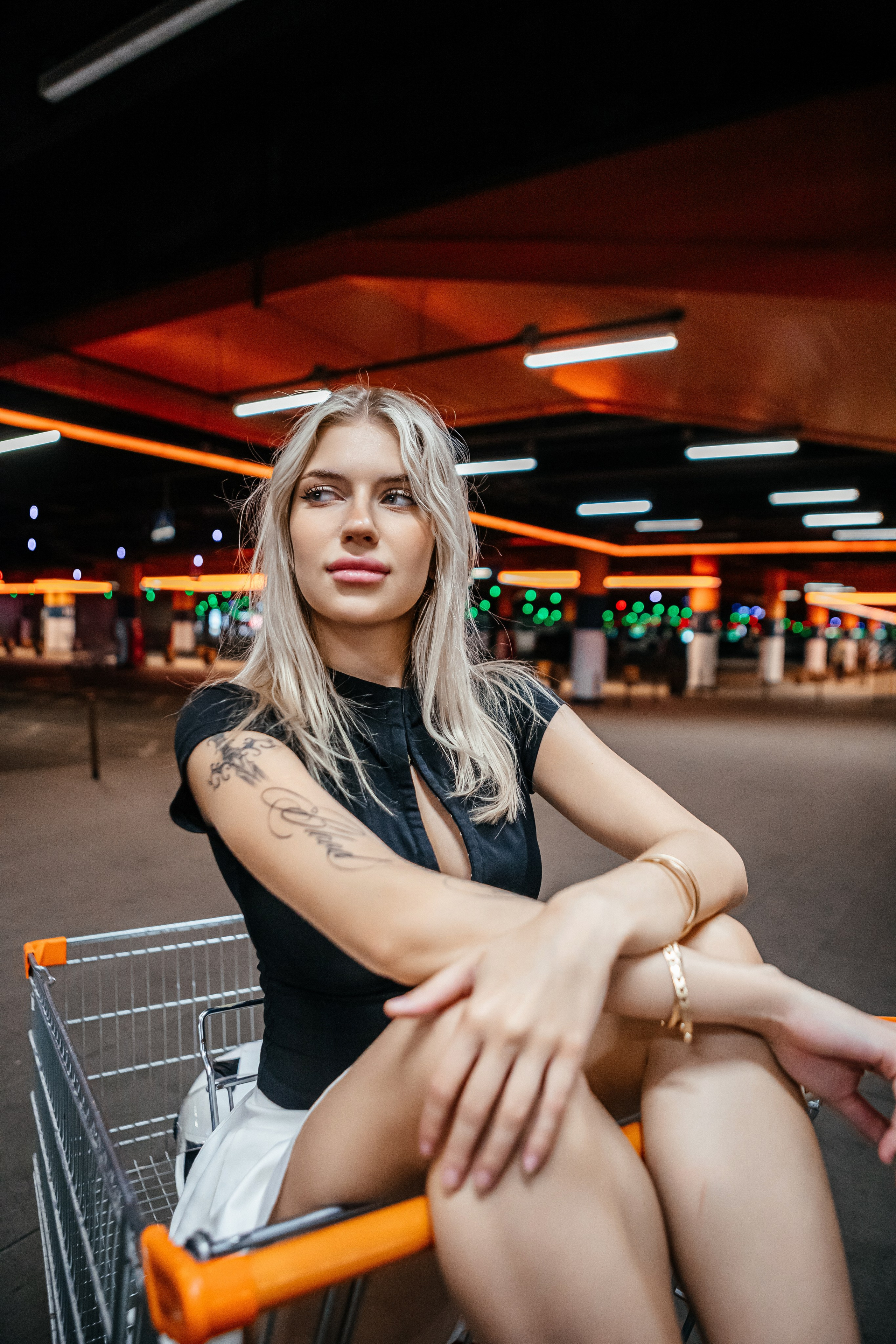 Тележка на подземной парковке. Elena Sova — семейный и женский фотограф в Санкт-Петербурге