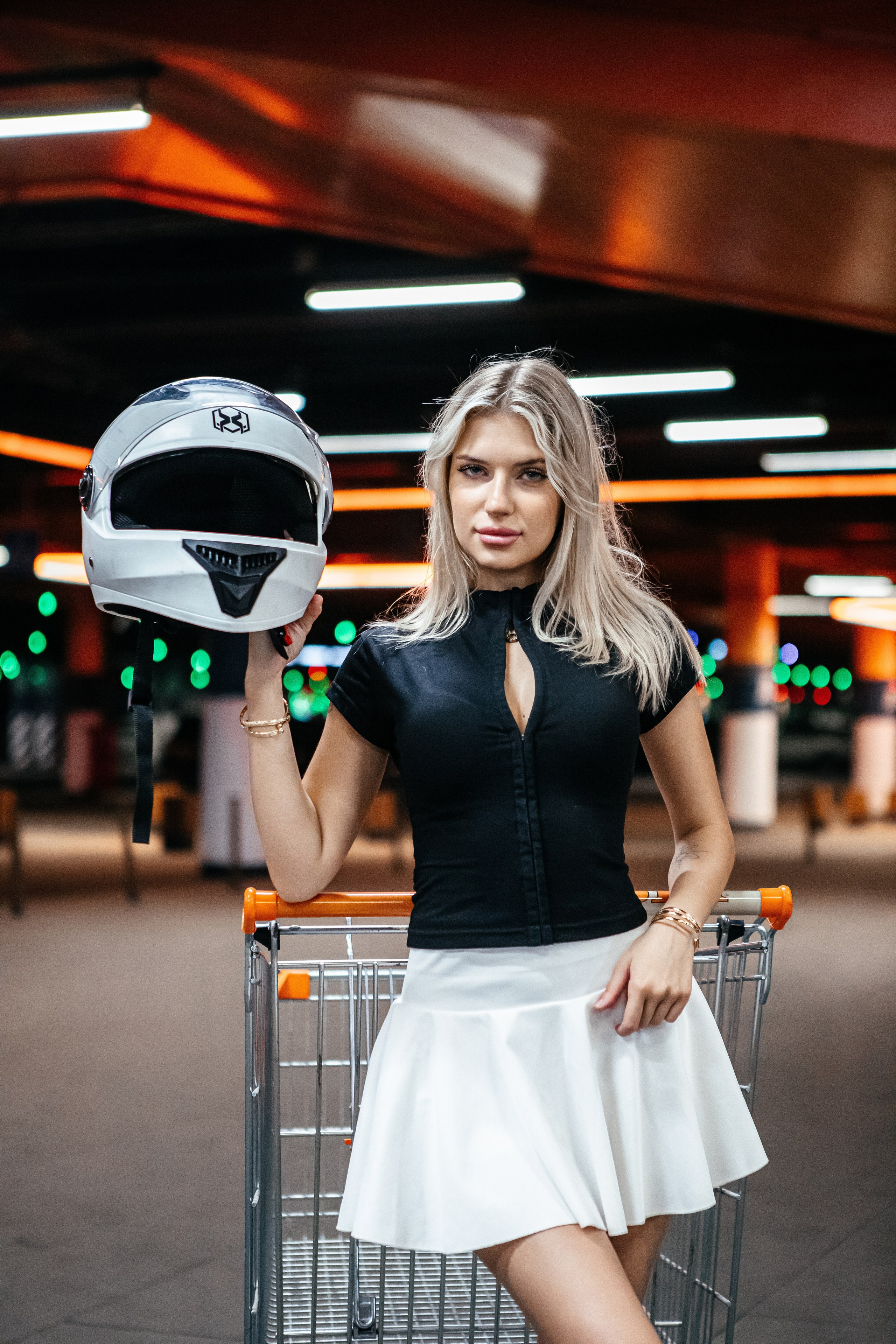 Тележка на подземной парковке. Elena Sova — семейный и женский фотограф в Санкт-Петербурге