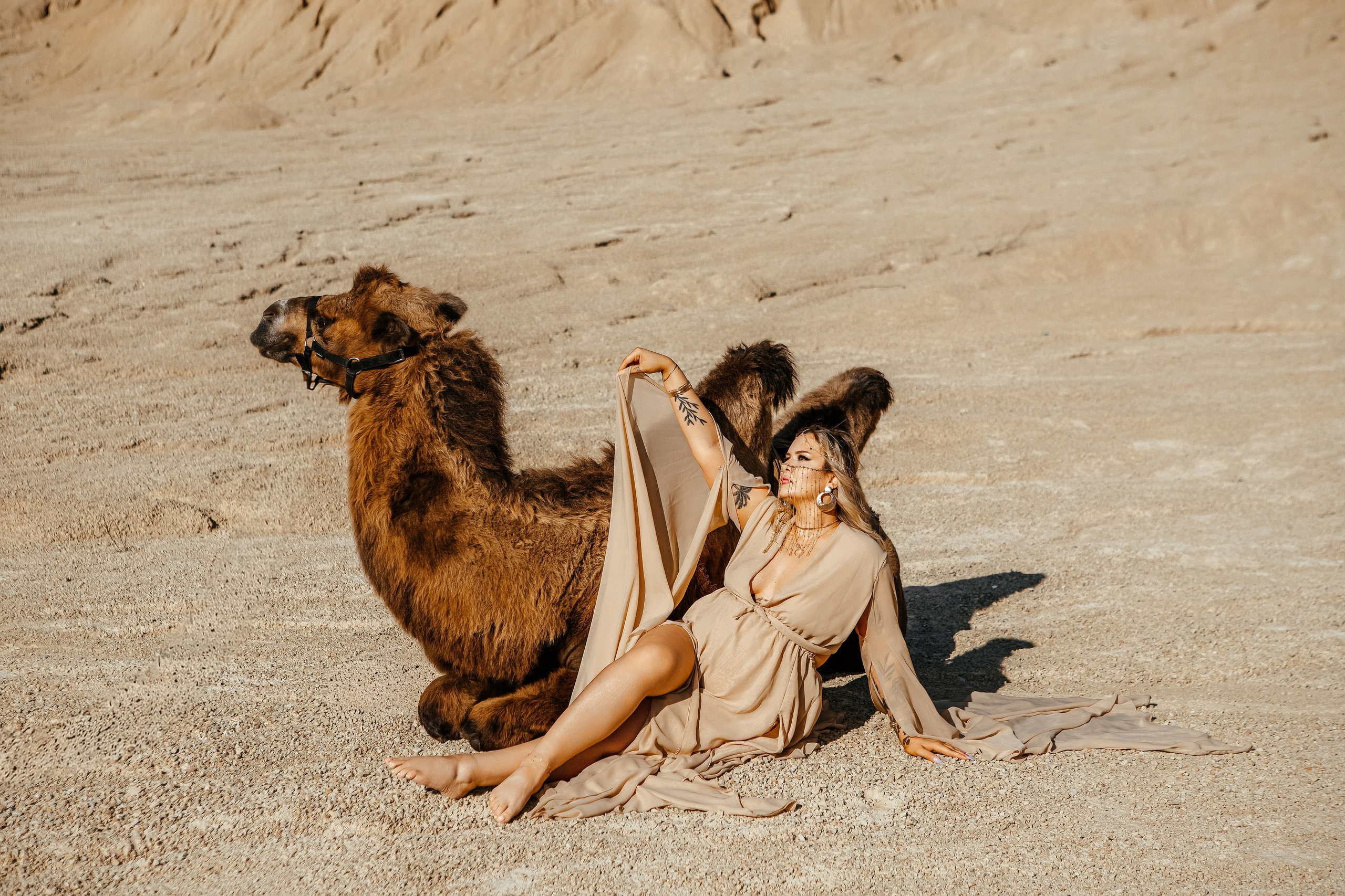 Девушки с верблюдом. Elena Sova — семейный и женский фотограф в Санкт-Петербурге