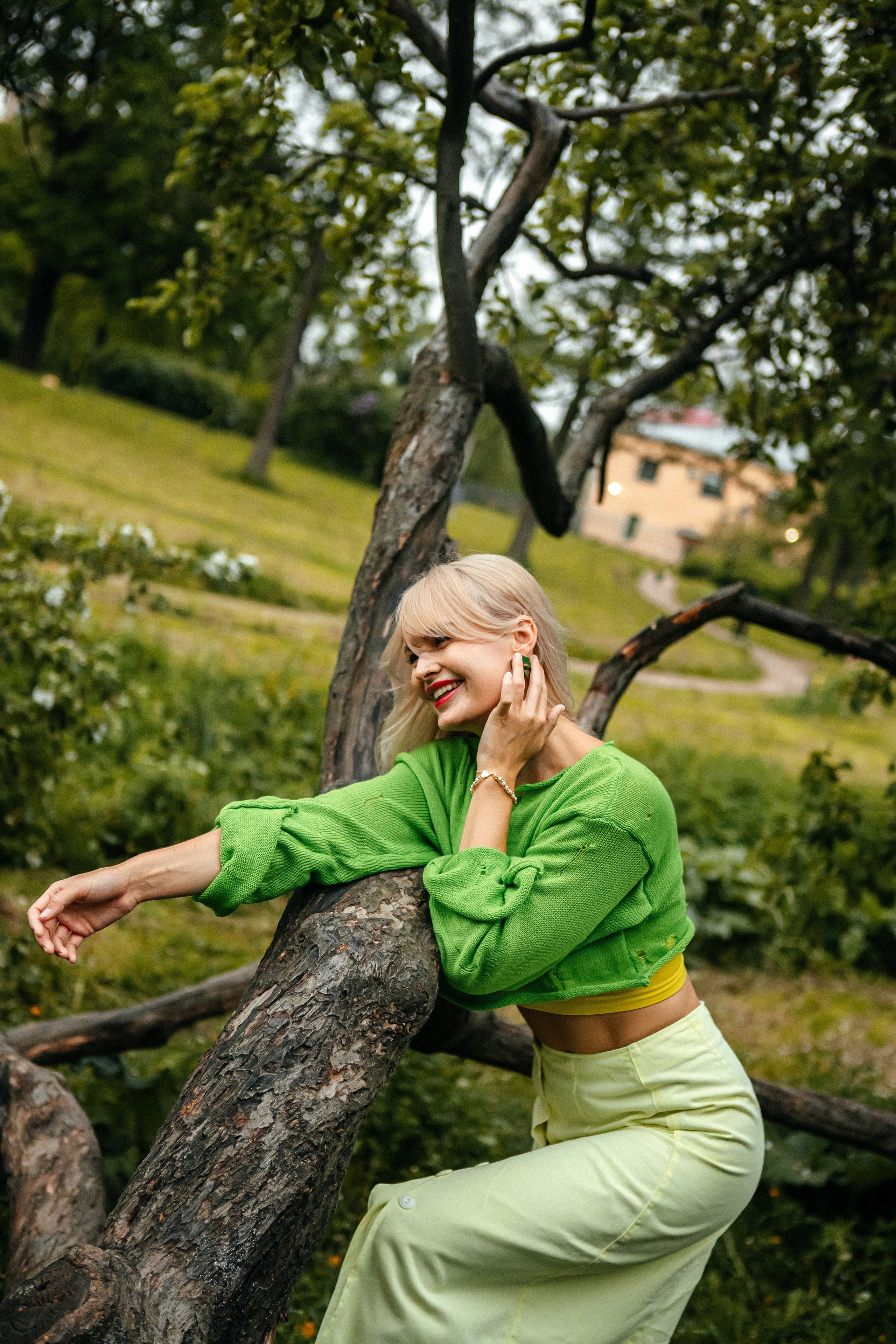Вика — яркое настроение в яблонях. Elena Sova — семейный и женский фотограф в Санкт-Петербурге