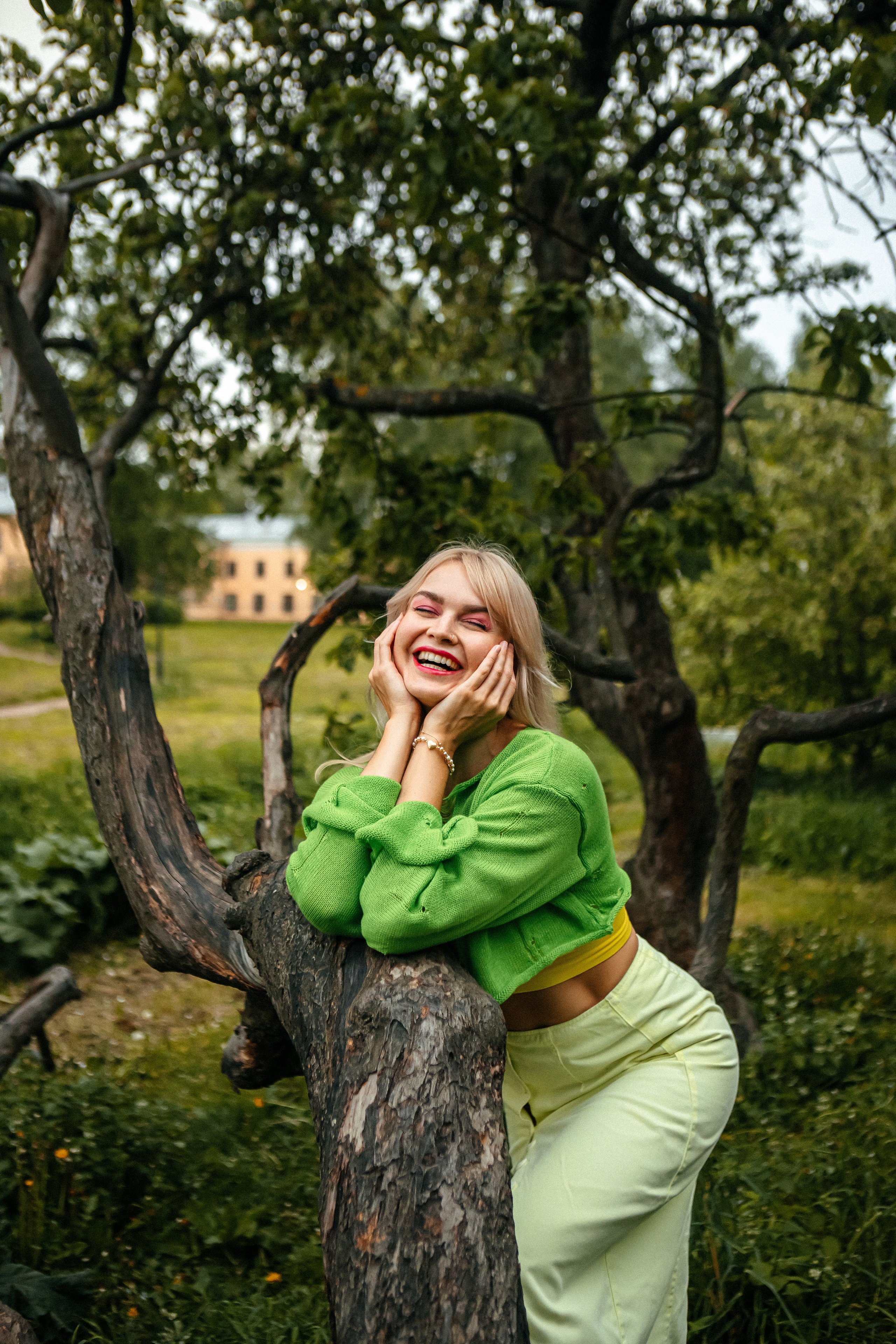 Вика — яркое настроение в яблонях. Elena Sova — семейный и женский фотограф в Санкт-Петербурге