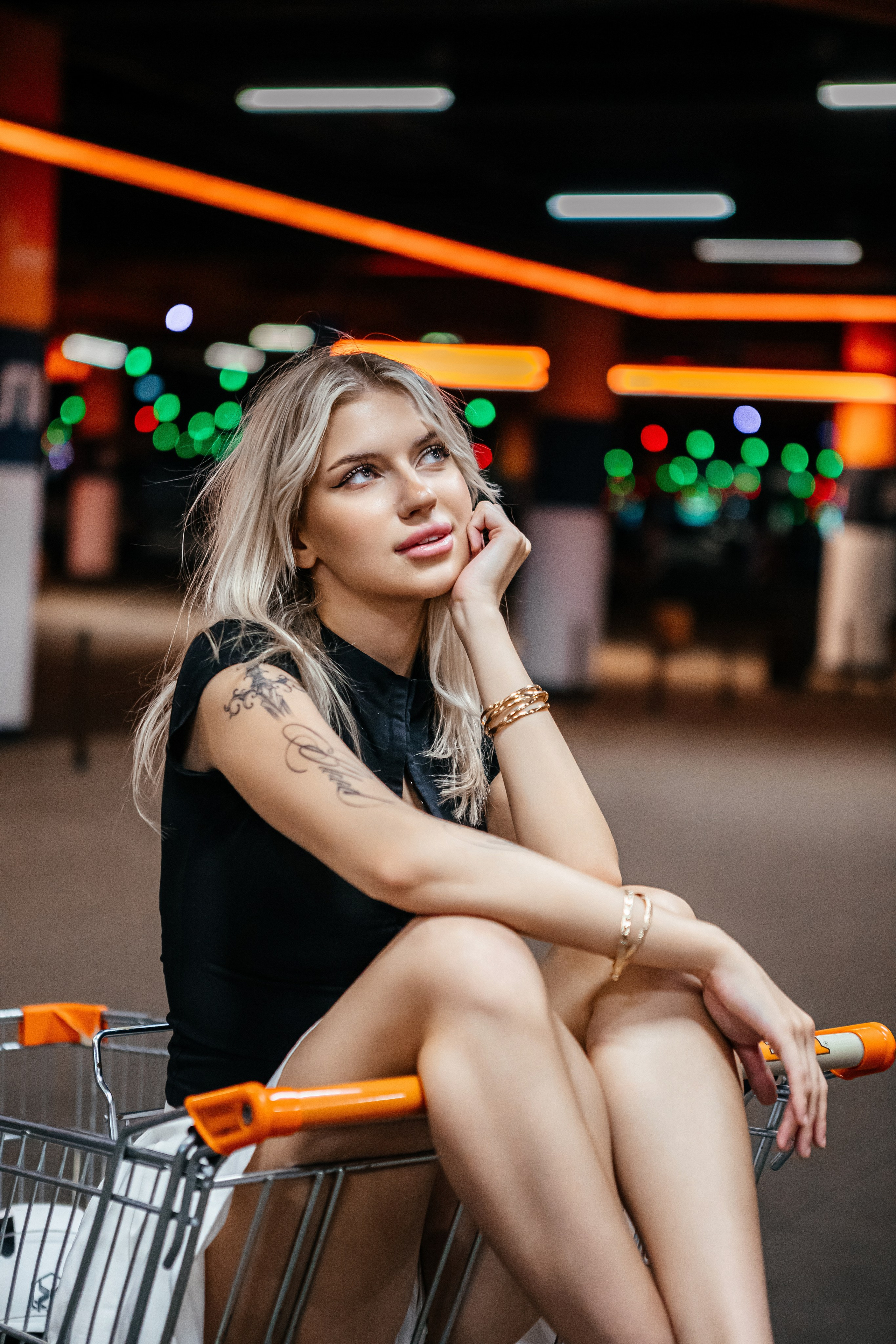 Тележка на подземной парковке. Elena Sova — семейный и женский фотограф в Санкт-Петербурге
