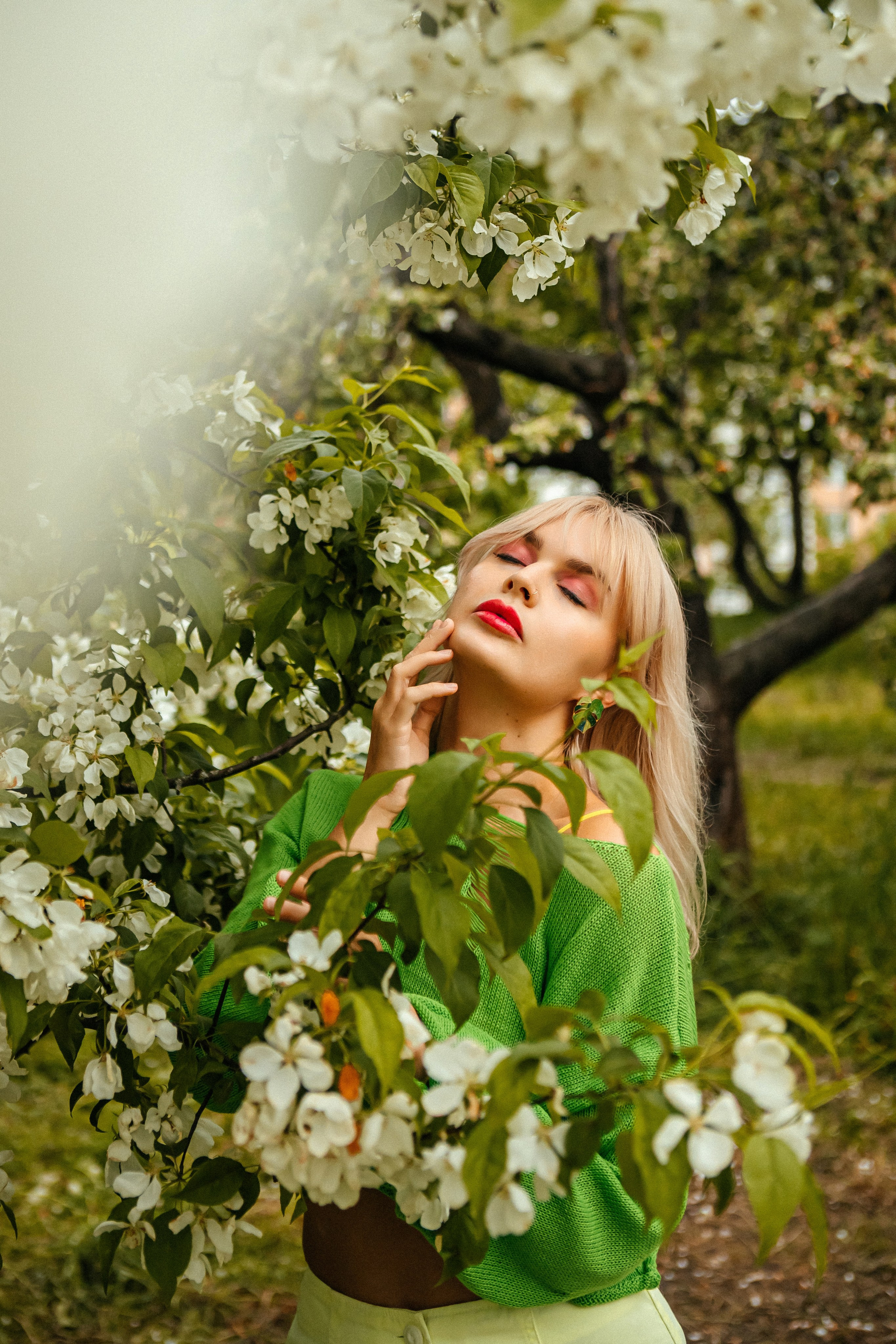Вика — яркое настроение в яблонях. Elena Sova — семейный и женский фотограф в Санкт-Петербурге