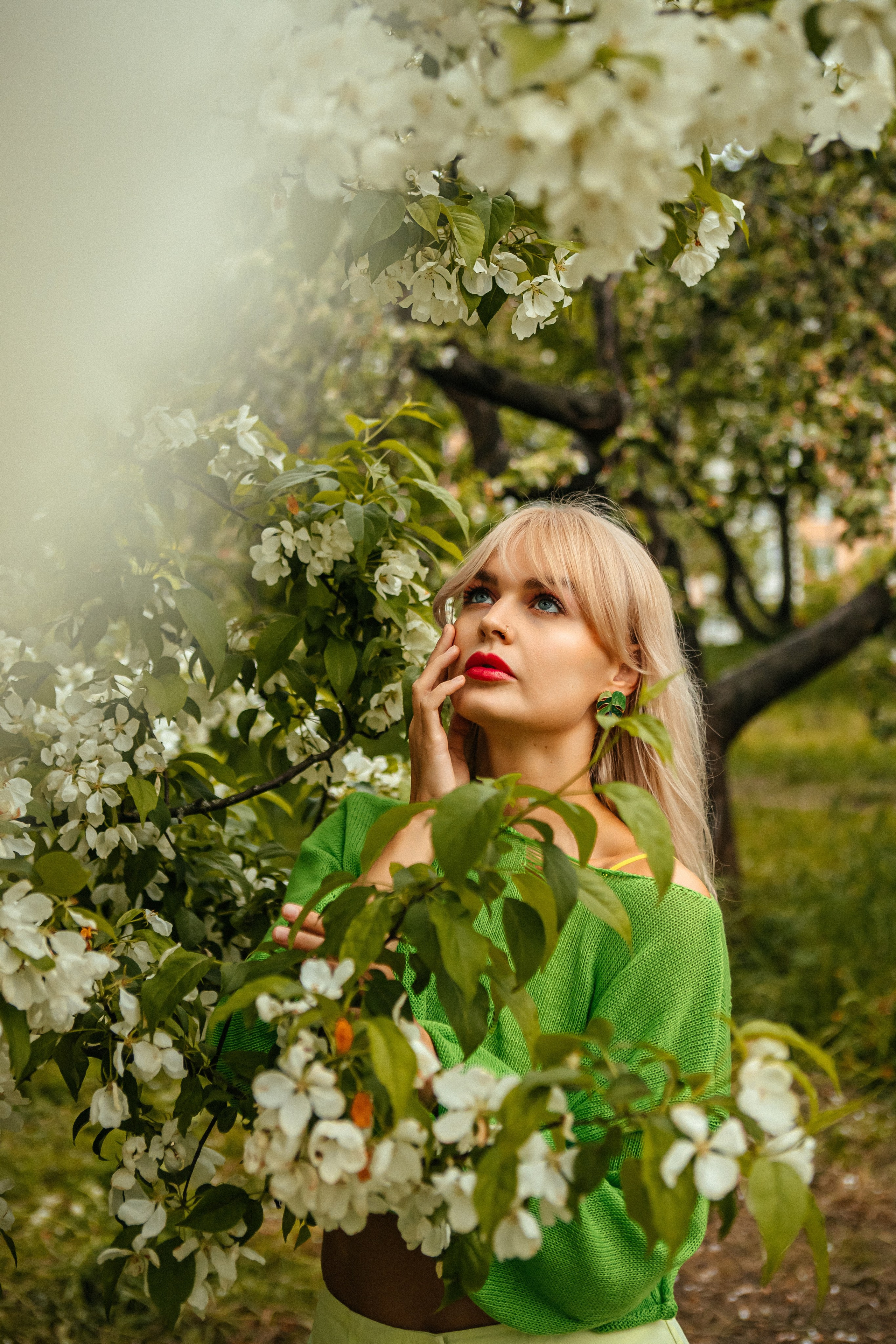 Вика — яркое настроение в яблонях. Elena Sova — семейный и женский фотограф в Санкт-Петербурге