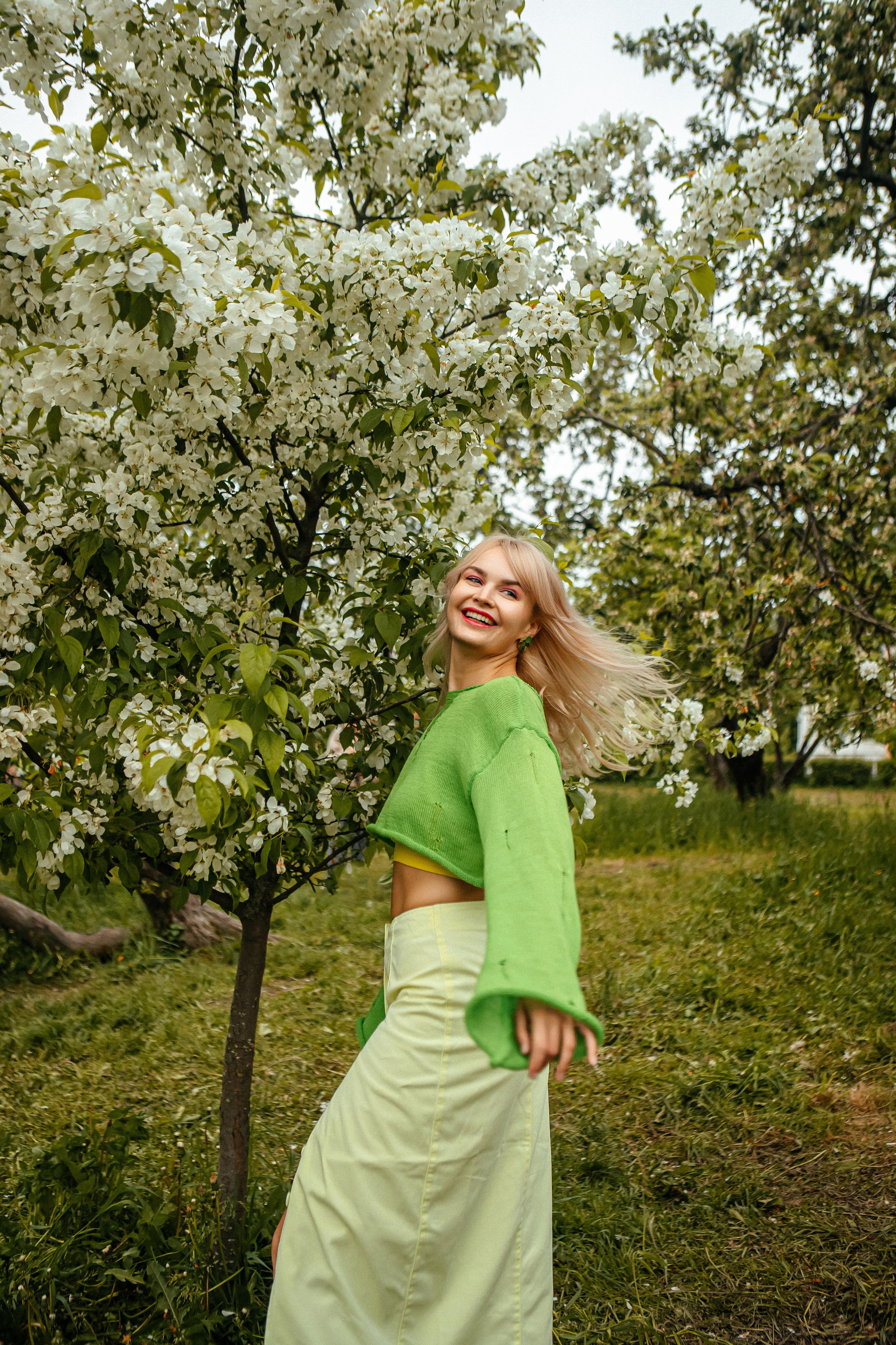 Вика — яркое настроение в яблонях. Elena Sova — семейный и женский фотограф в Санкт-Петербурге