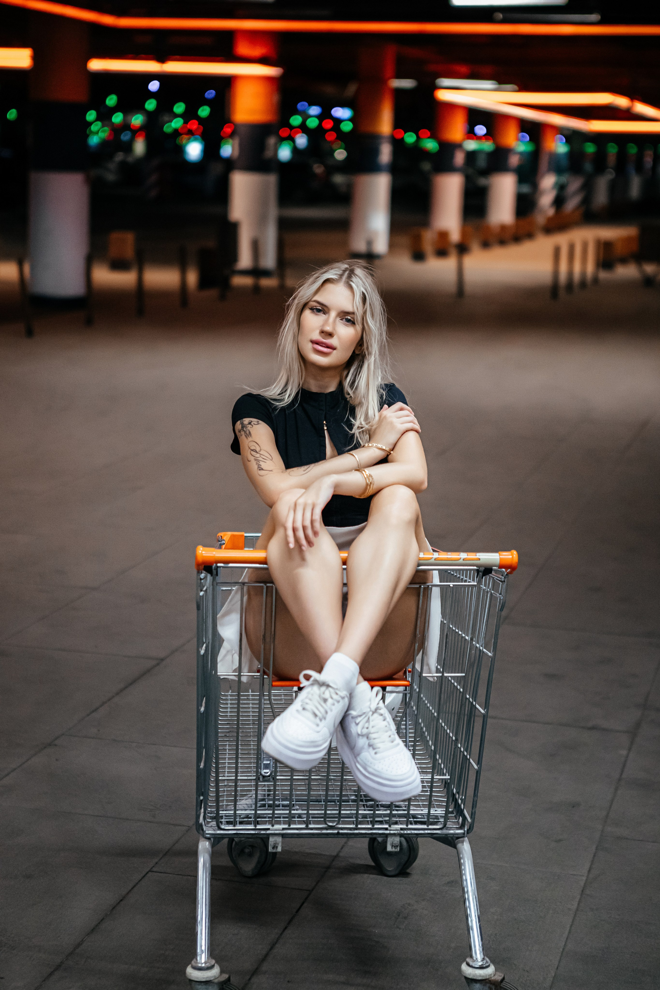 Тележка на подземной парковке. Elena Sova — семейный и женский фотограф в Санкт-Петербурге
