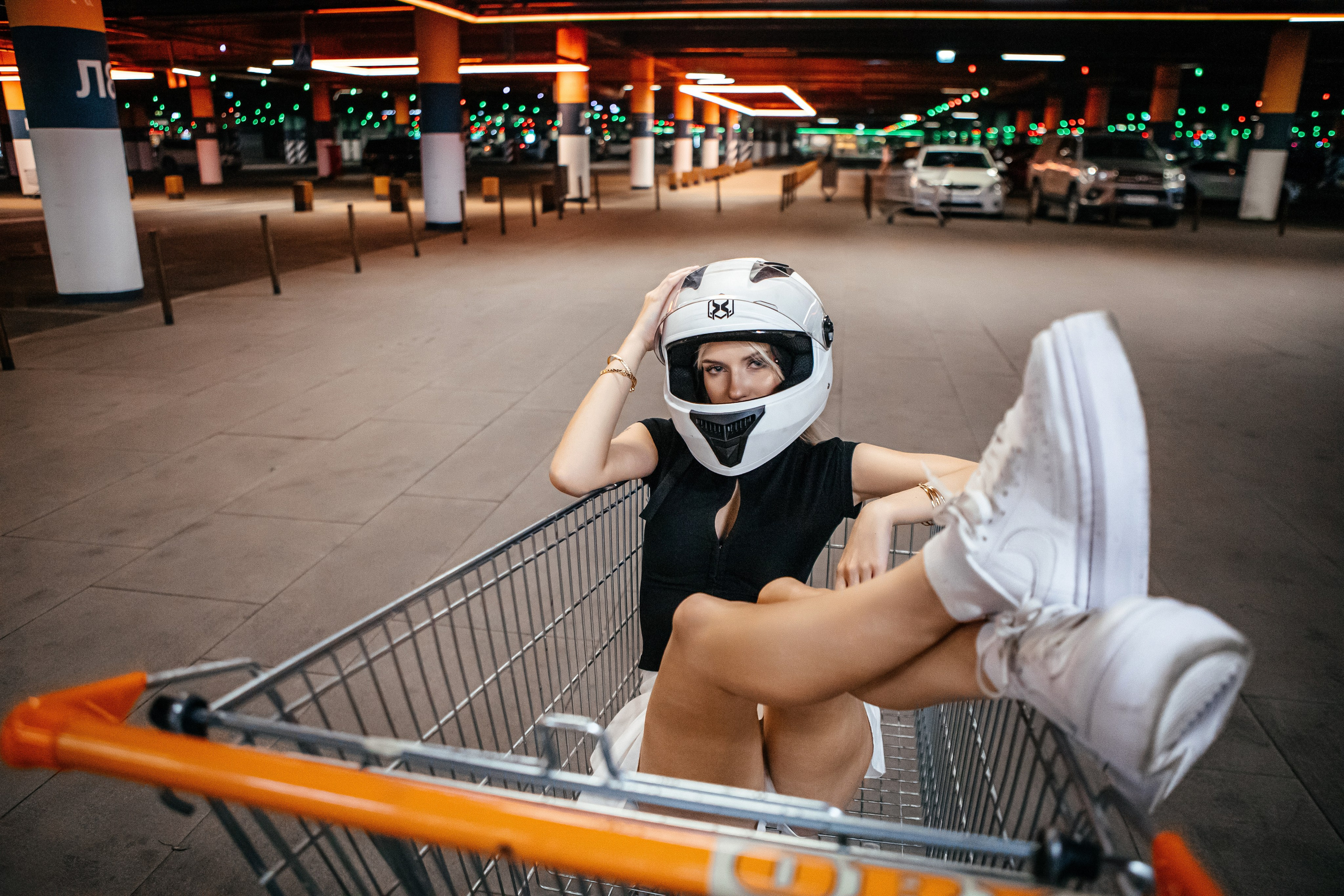 Тележка на подземной парковке. Elena Sova — семейный и женский фотограф в Санкт-Петербурге