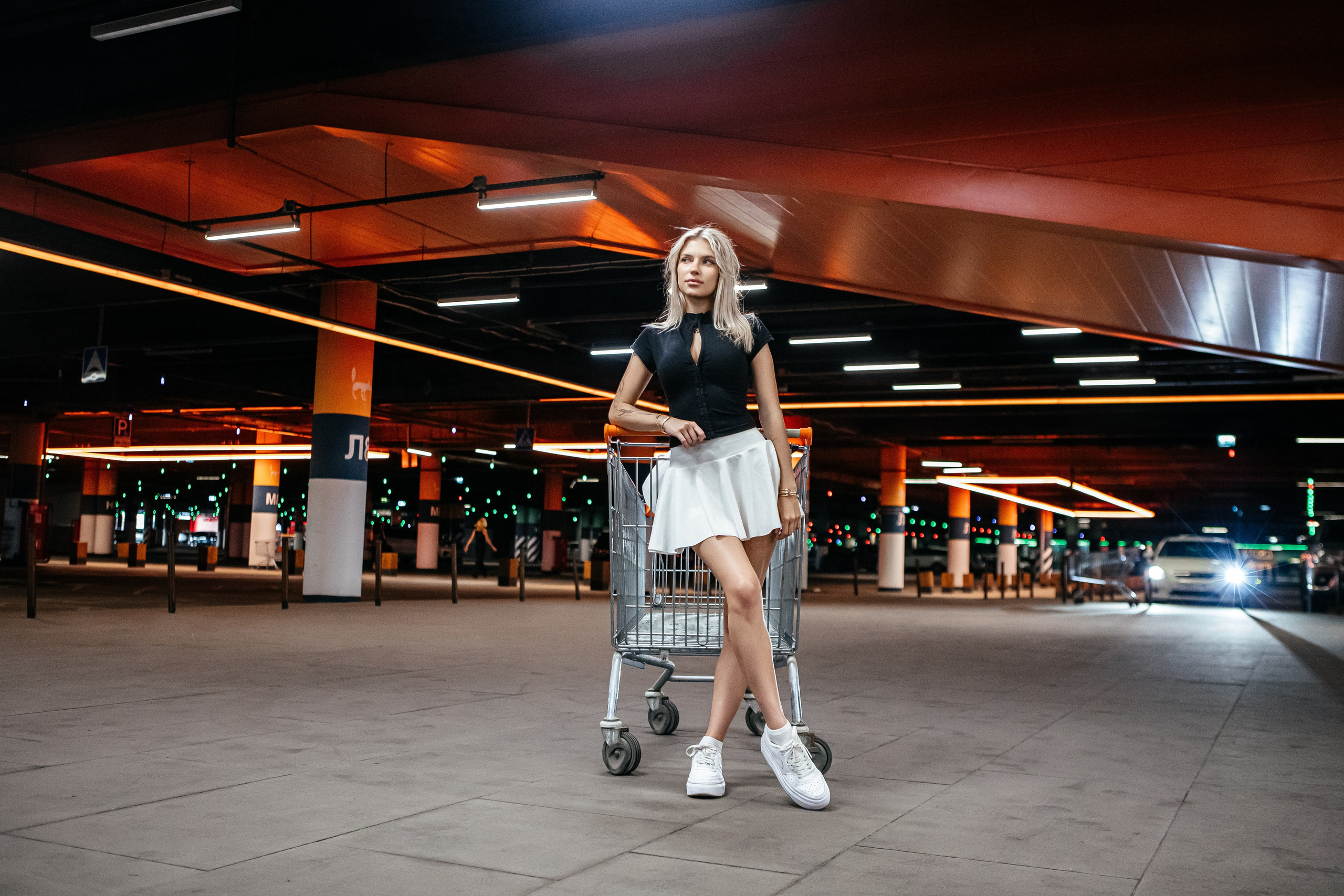 Тележка на подземной парковке. Elena Sova — семейный и женский фотограф в Санкт-Петербурге