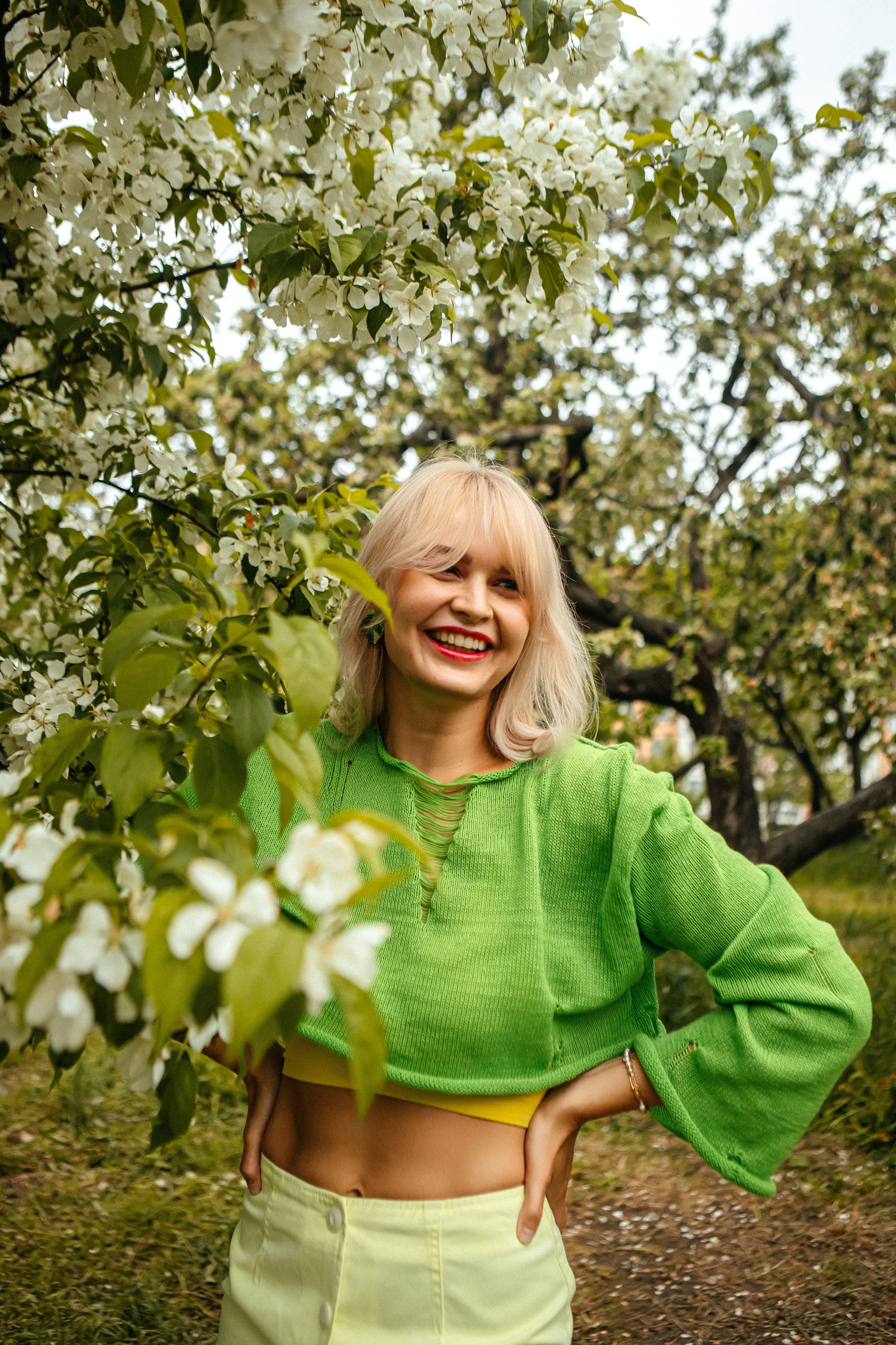 Вика — яркое настроение в яблонях. Elena Sova — семейный и женский фотограф в Санкт-Петербурге