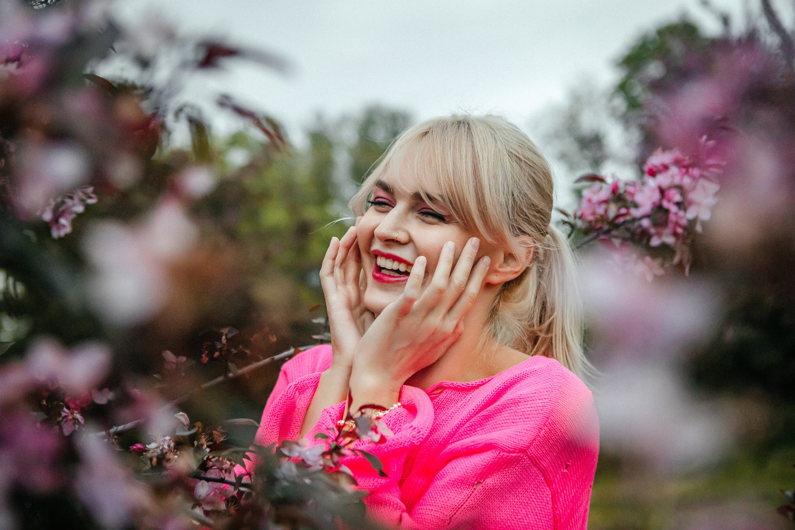 Вика — яркое настроение в яблонях. Elena Sova — семейный и женский фотограф в Санкт-Петербурге