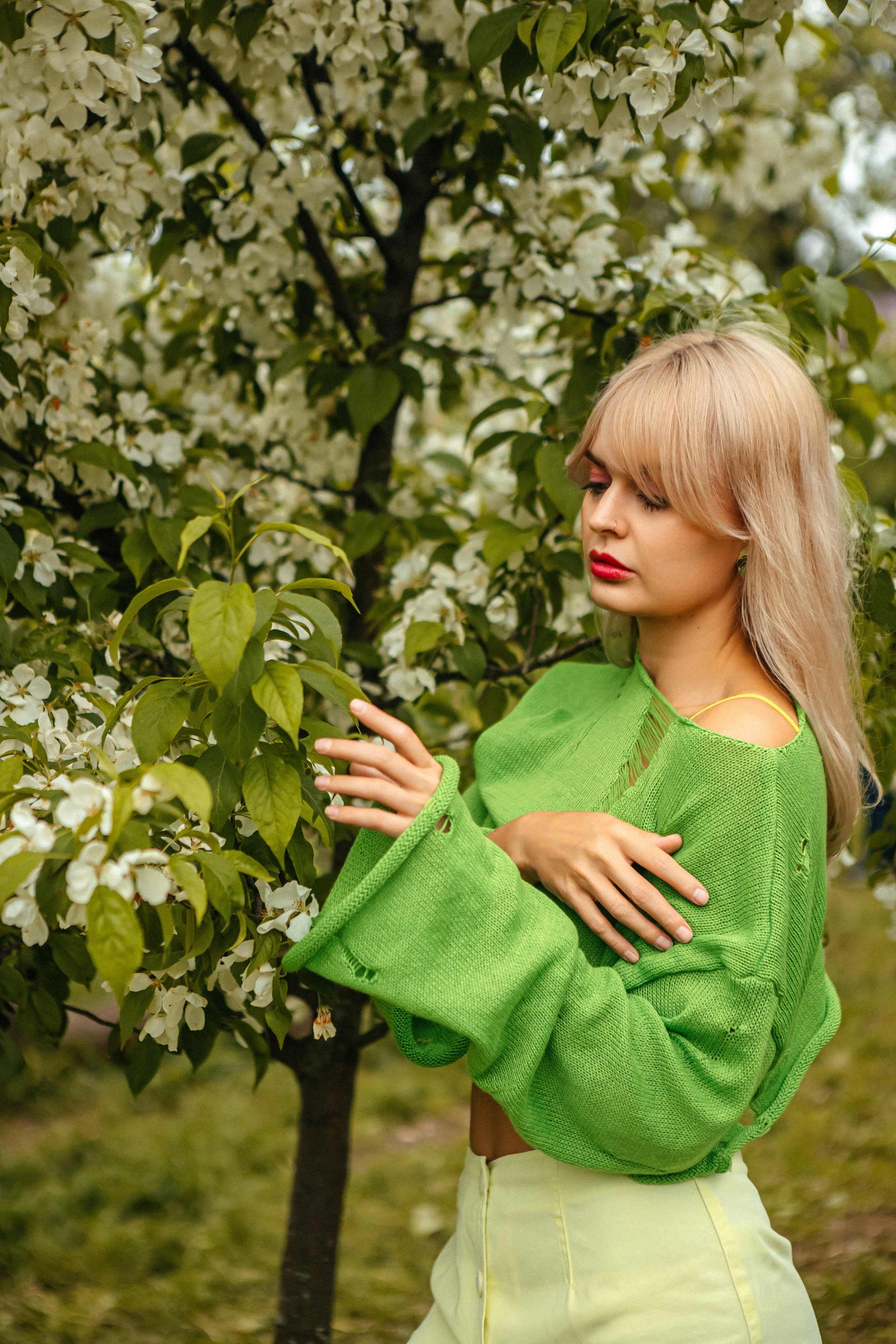 Вика — яркое настроение в яблонях. Elena Sova — семейный и женский фотограф в Санкт-Петербурге