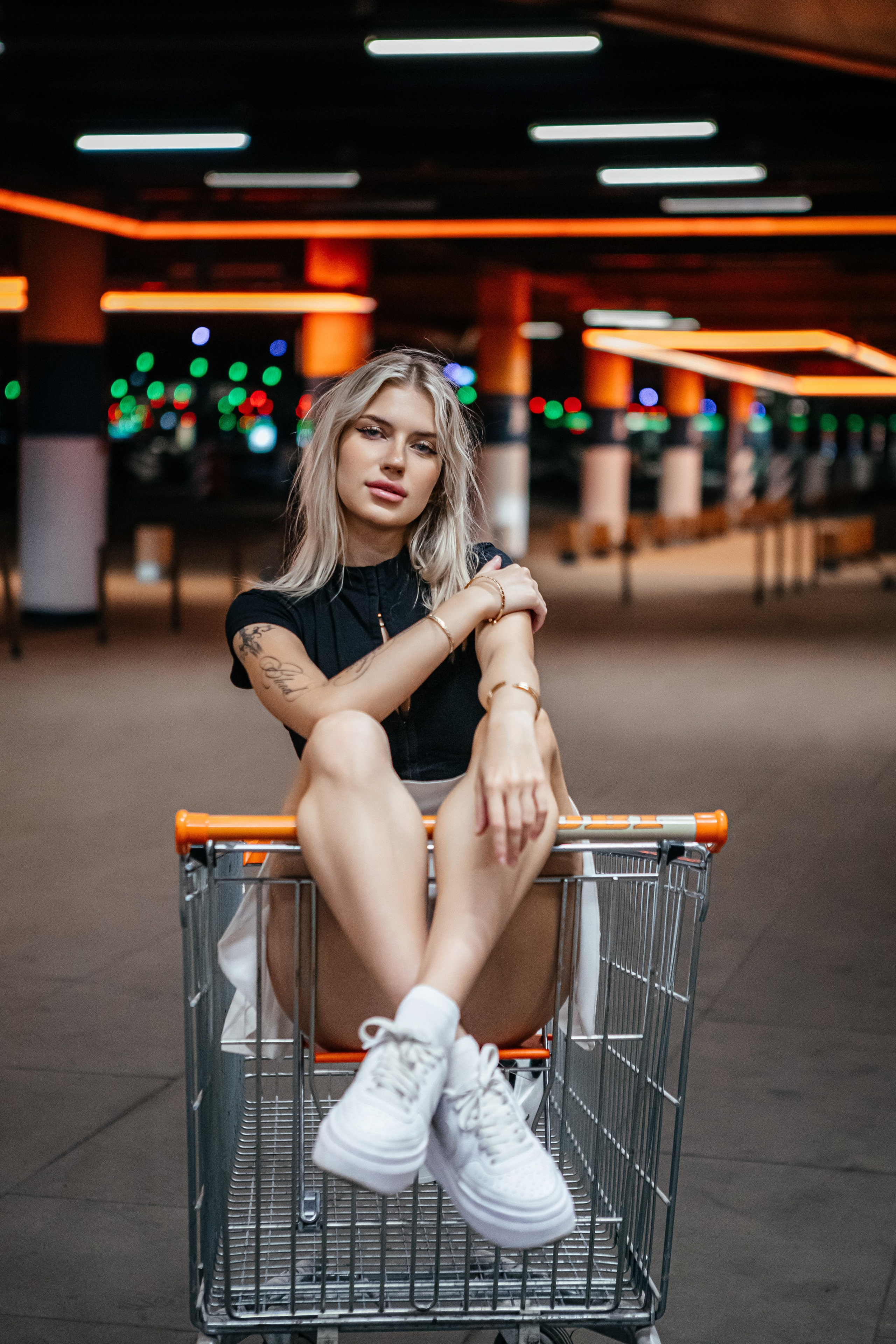 Тележка на подземной парковке. Elena Sova — семейный и женский фотограф в Санкт-Петербурге